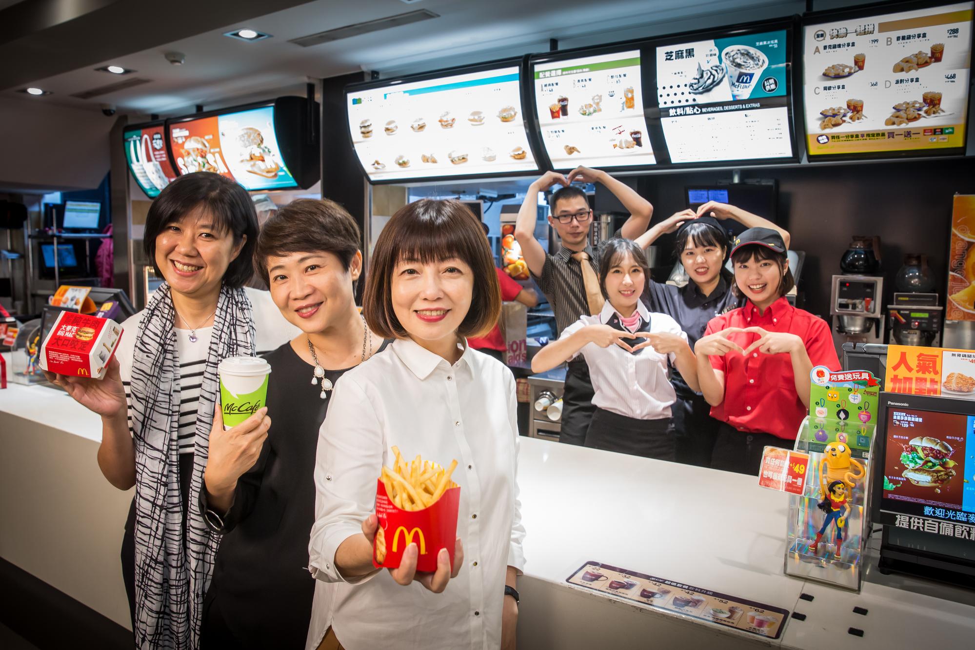 麥當勞穩居台灣速食界龍頭30多年，台灣麥當勞三位副總裁林麗文（左起）、藍郁琇、寇碧茹難得接受訪問，並與門市夥伴合影。