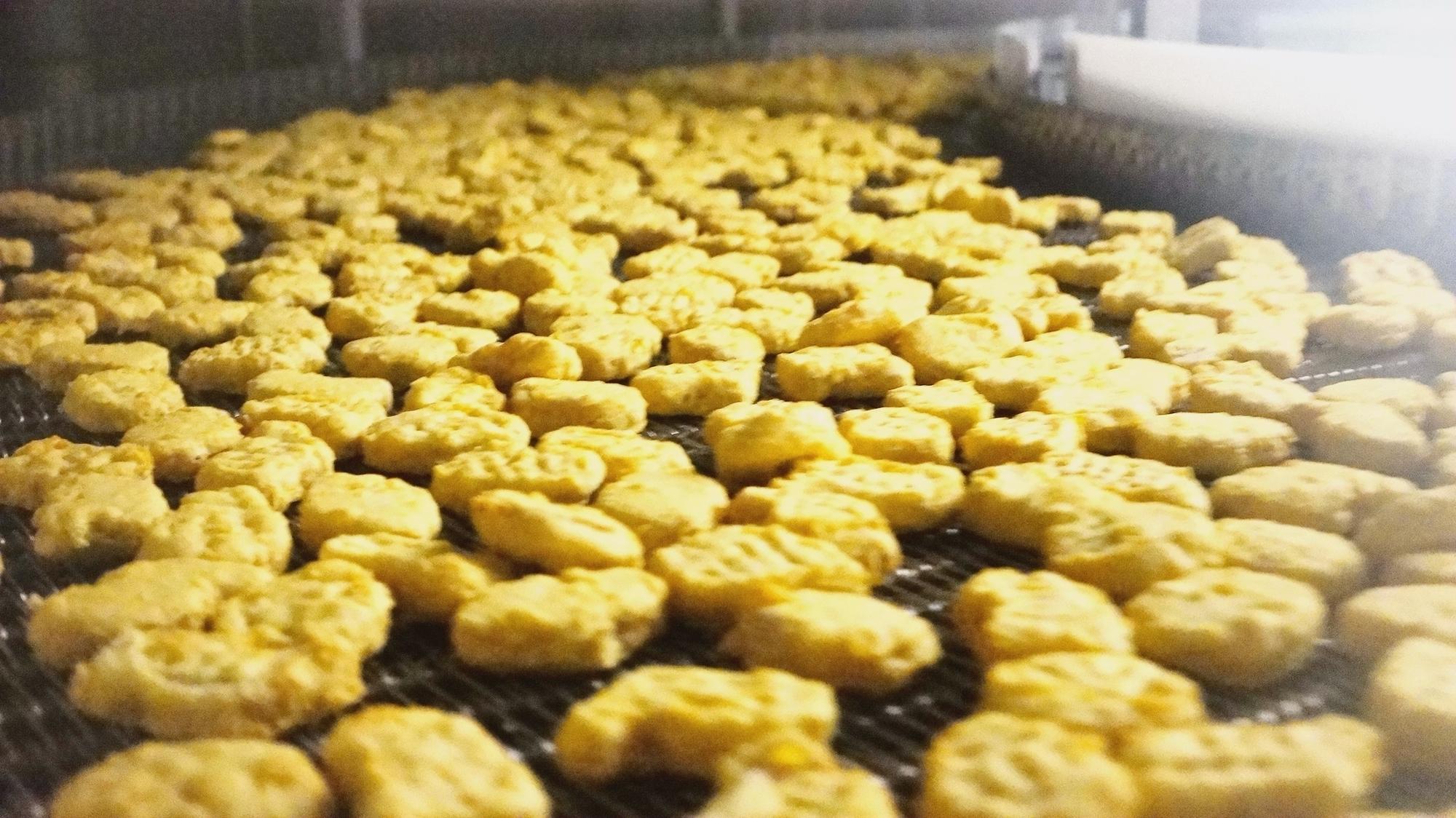 麥當勞對於食品管控嚴格,圖為食品城內的雞塊生產線。