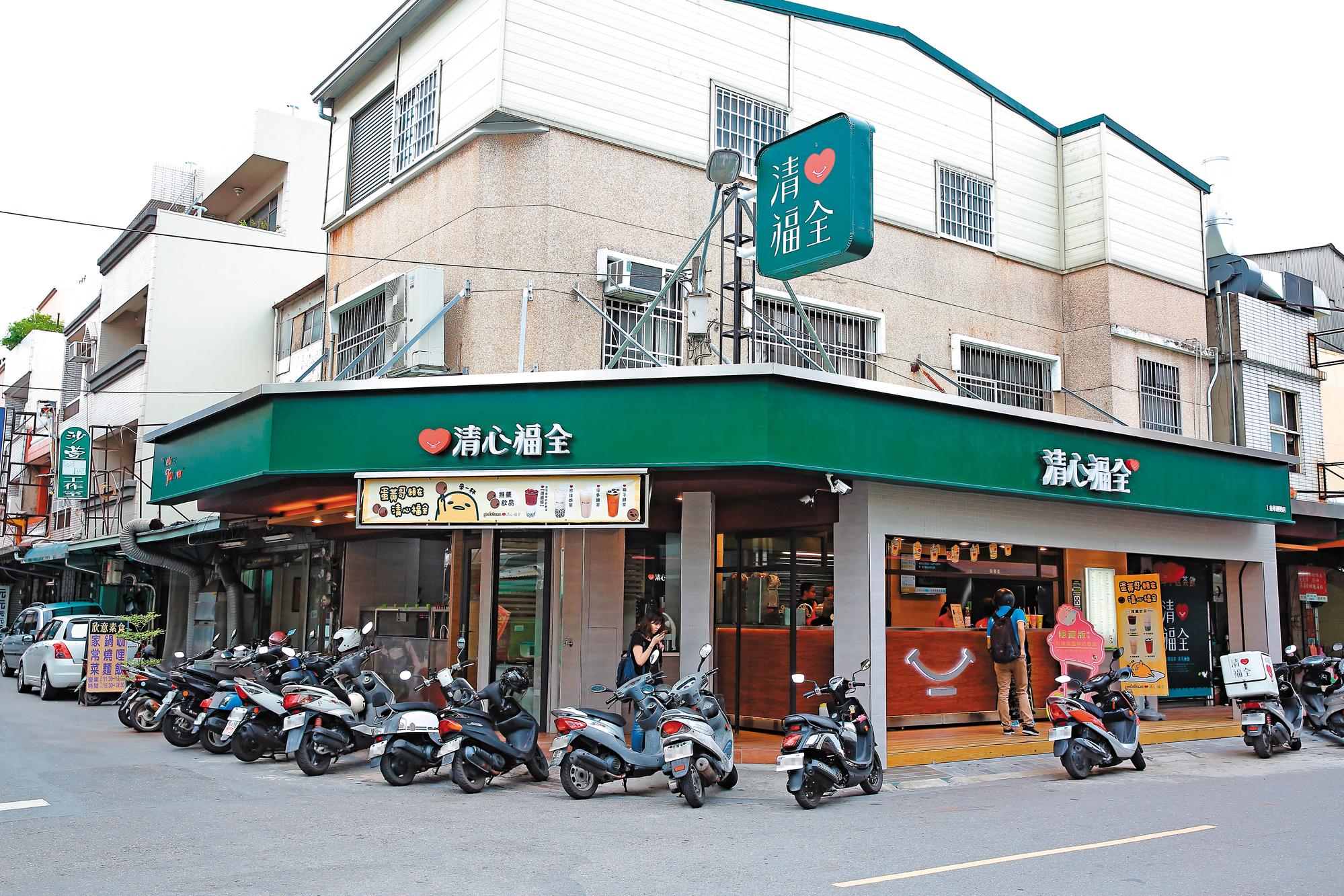 1987年趙福全在台南市金華路巷內、自家中藥行門口擺起飲料小攤子做生意,這間起家厝仍是他們自己經營的直營店。