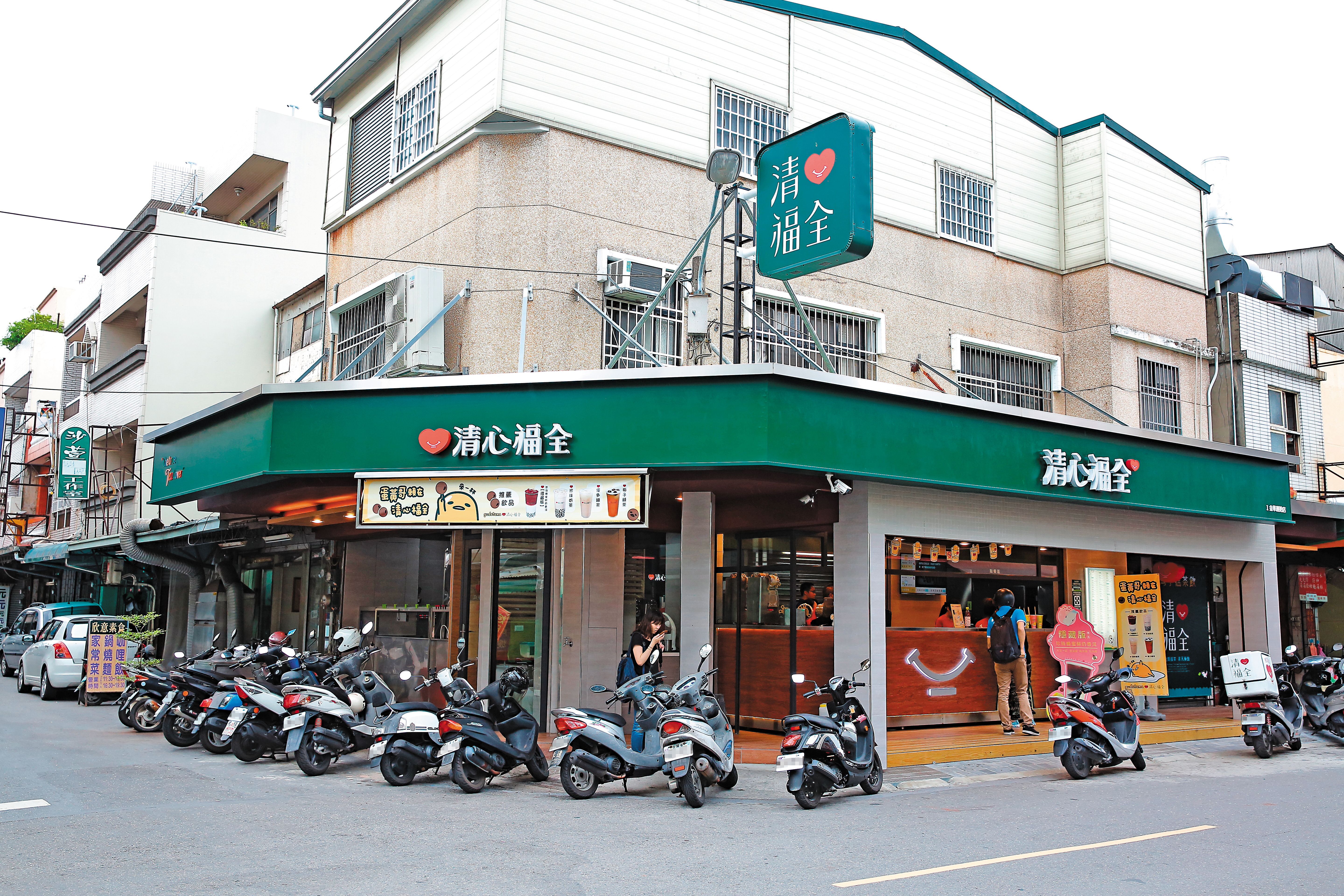 1987年趙福全在台南市金華路巷內、自家中藥行門口擺起飲料小攤子做生意,這間起家厝仍是他們自己經營的直營店。
