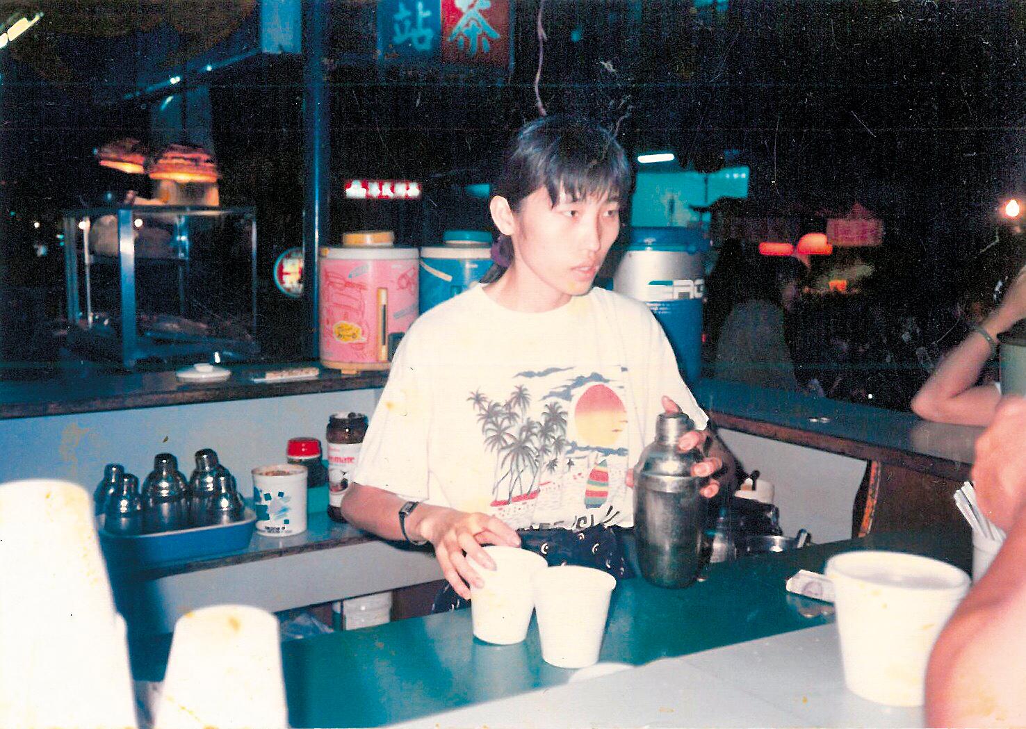 30年前,趙福全和妻子李青育擺設簡易吧檯、茶桶、冰櫥、糖罐等,創業泡沫手搖飲料,經常忙到沒時間吃飯。(趙啟宏提供)