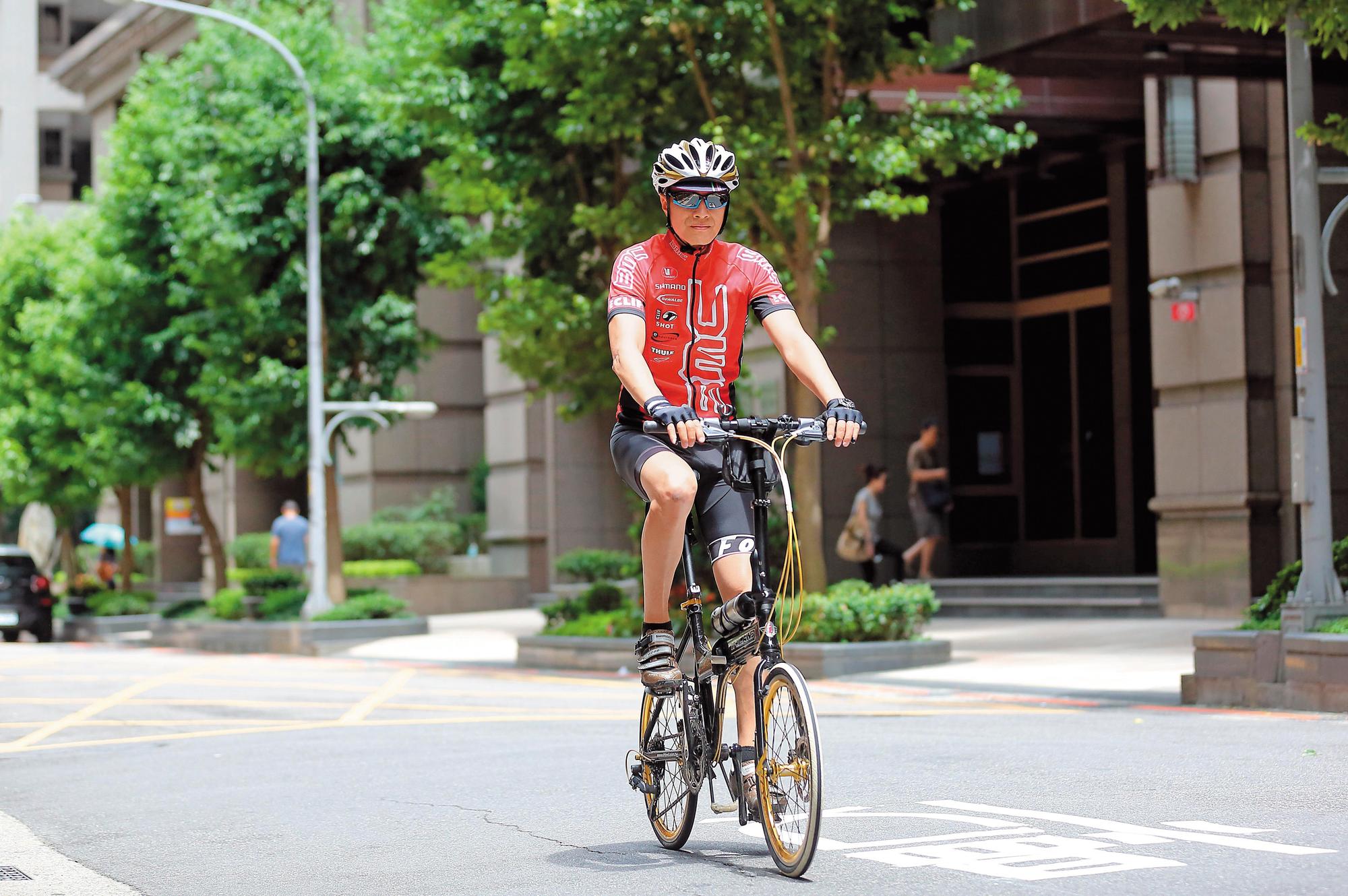 黃銘誠至今仍保有運動習慣，每週都會騎腳踏車健身，甚至能騎上貓空山頂。