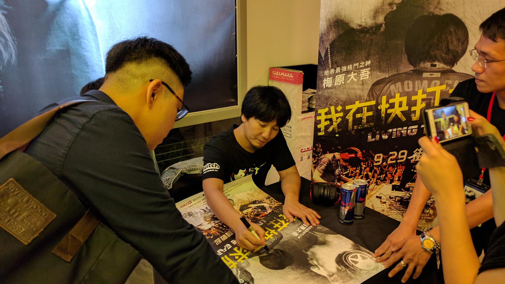 隨著電競受到重視，梅原大吾出席各種場合時，也愈來愈受到歡迎。（周文凱攝）
