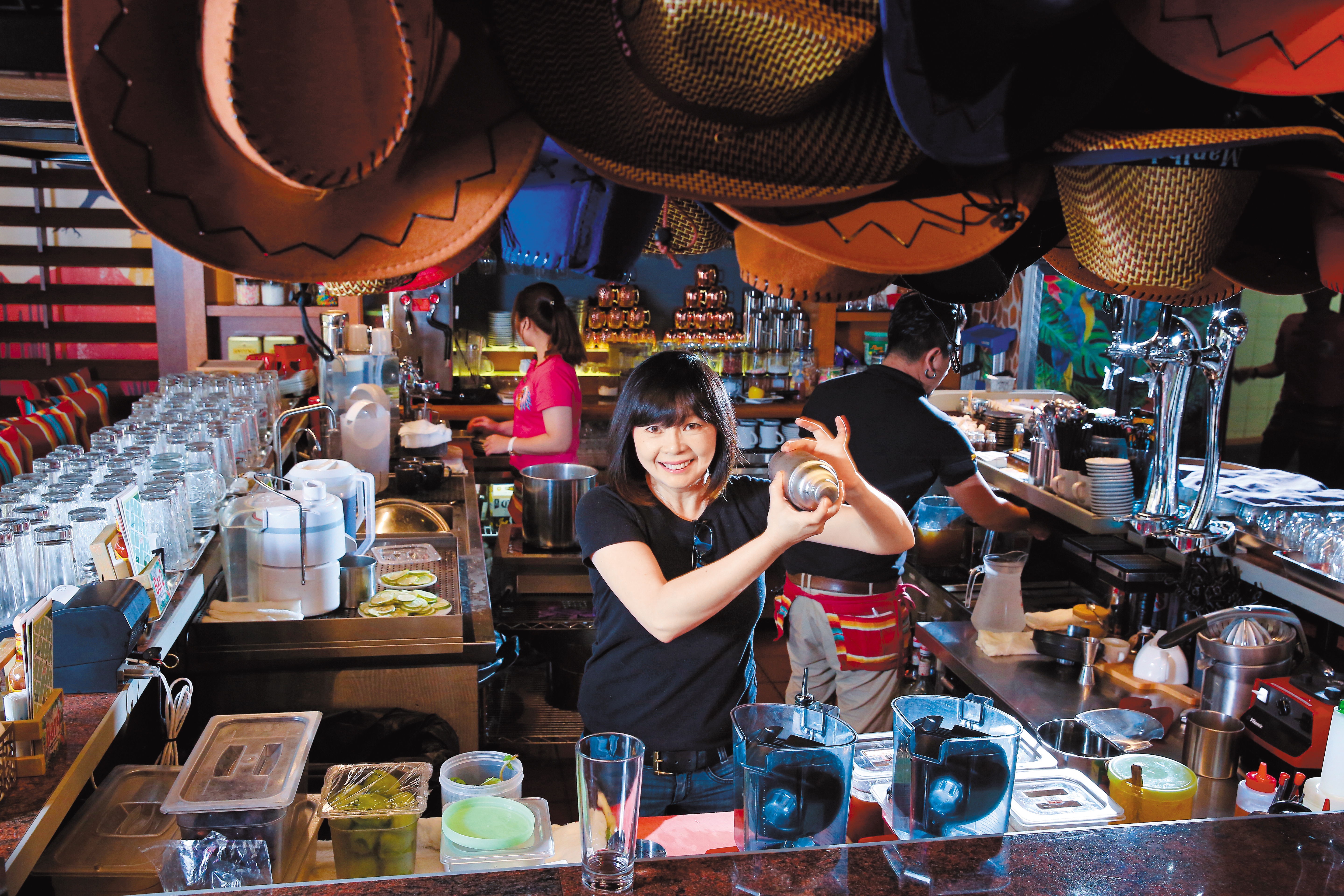 「冒煙的喬」創辦人吳靜怡（Amy），19歲創業開酒吧，精通各式調酒，33年過去，她已擁有10家異國料理餐廳，400名員工，2016年營收4.25億元。