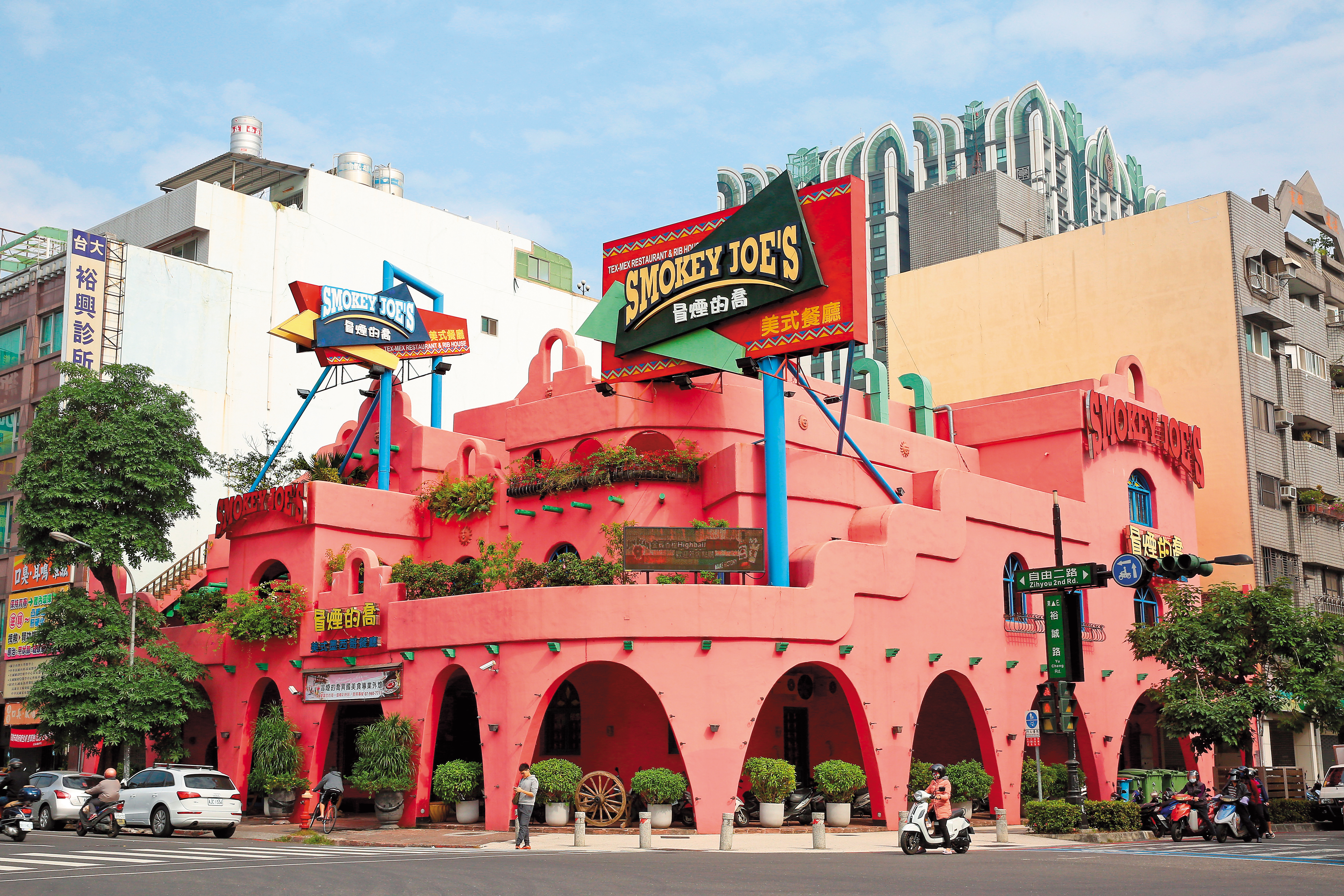 冒煙的喬高雄自由店，占地400坪，仿中南美洲城堡的外觀建築，成為當地地標。