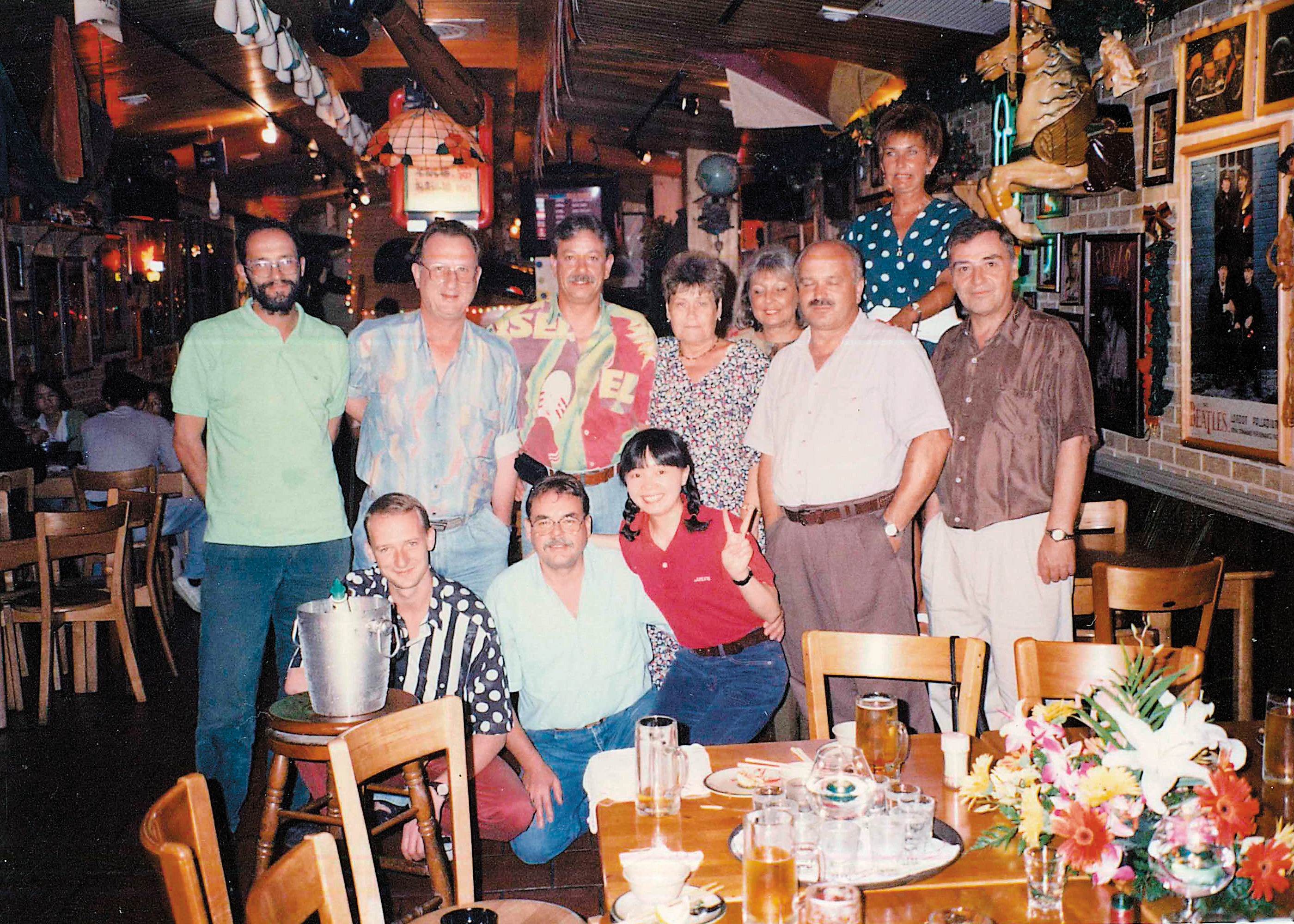 早年Amy以啤酒吧起家，搭配新鮮台式小炒，加上她擅長用英文社交，在80年代高雄港興盛時期，吸引各國船員到訪捧場。（Amy提供）