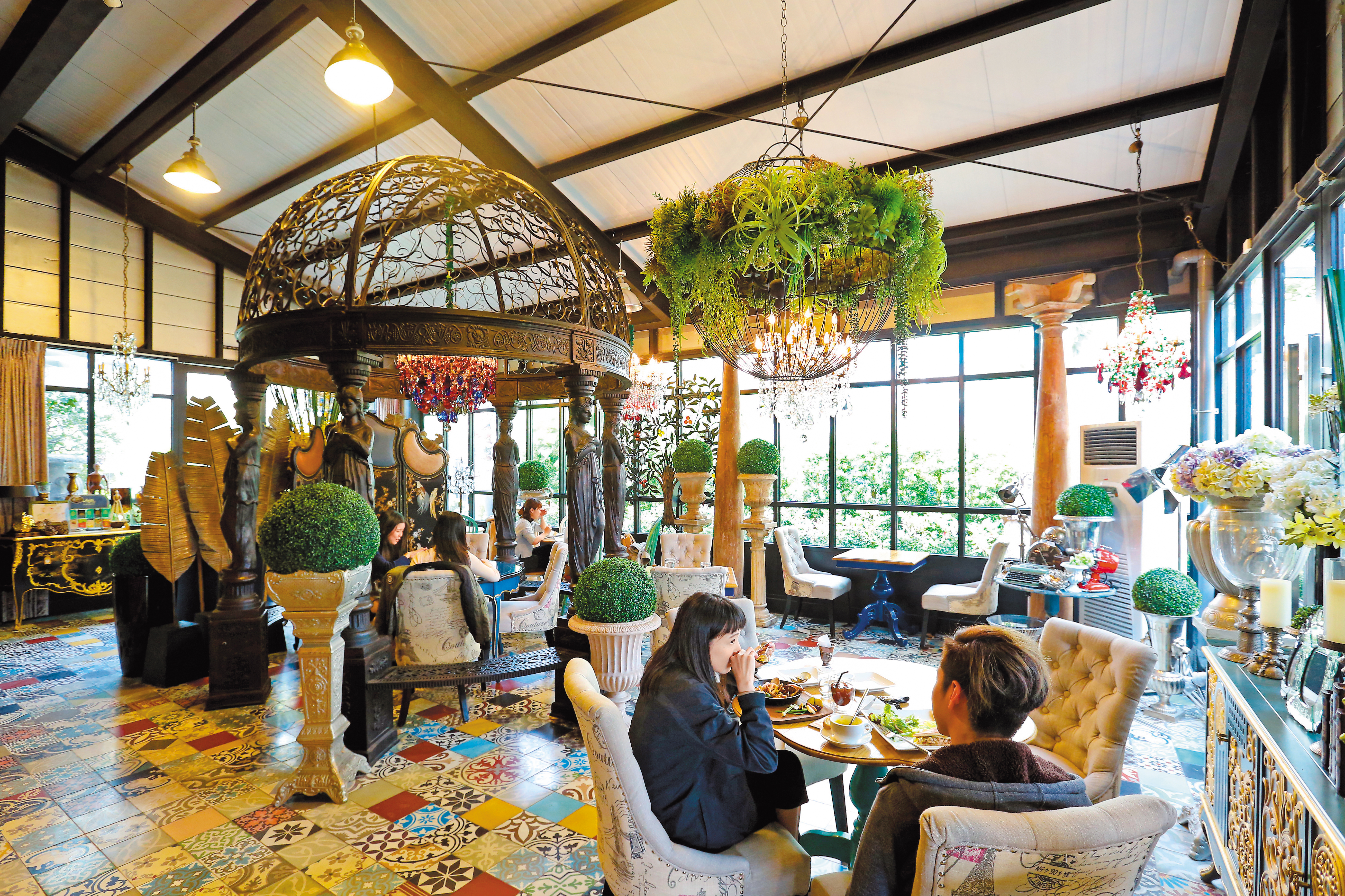 Q Garden Café高雄青海店，占地300坪，彷彿氣派的歐洲皇室，富麗堂皇，室外則有庭園藝術造景，猶如書畫中貴婦喝下午茶的場景。