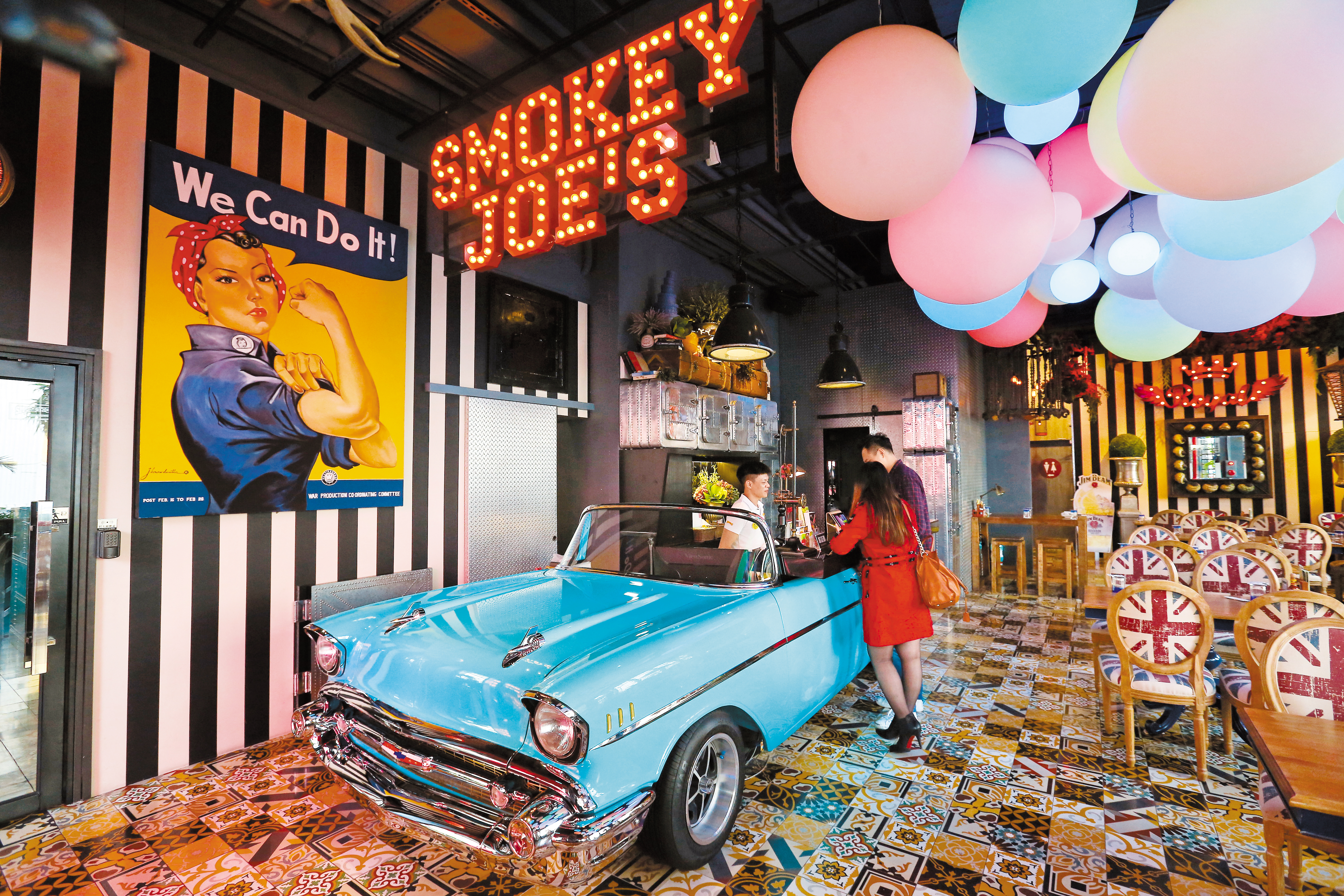 高雄鹽埕區「Smokey Joe's就是公寓旅店」，以美式復古為基底結合現代工業風，迎賓櫃檯就以1輛真正的復古跑車改造，特別吸睛。