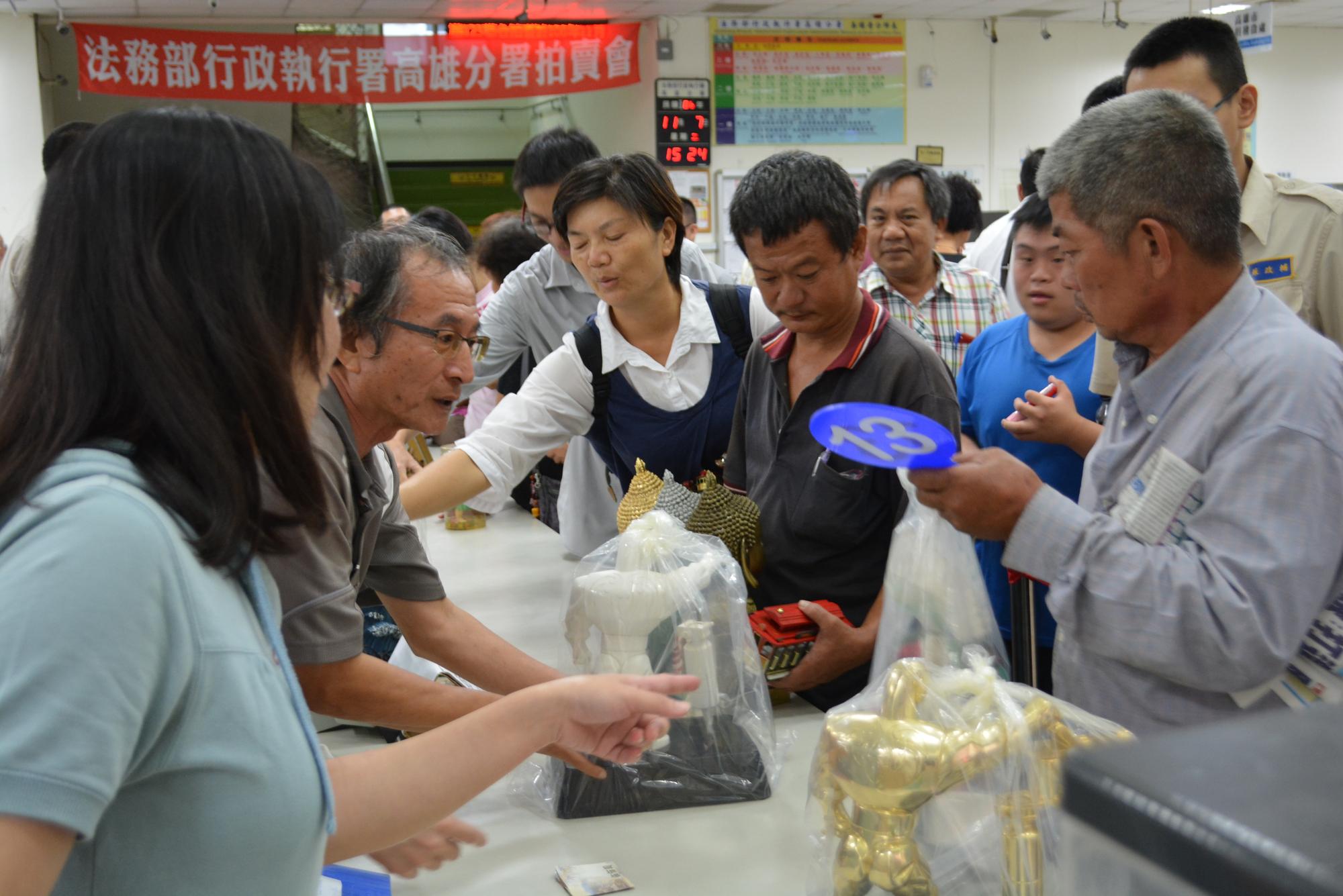 行政執行署今天舉辦全國聯合拍賣日,拍定1億5000萬元,不但民眾樂得開心搶便宜,讓國庫大進帳,這也是新任署長呂文忠上任不到1個月的佳績。(行政執行署提供)