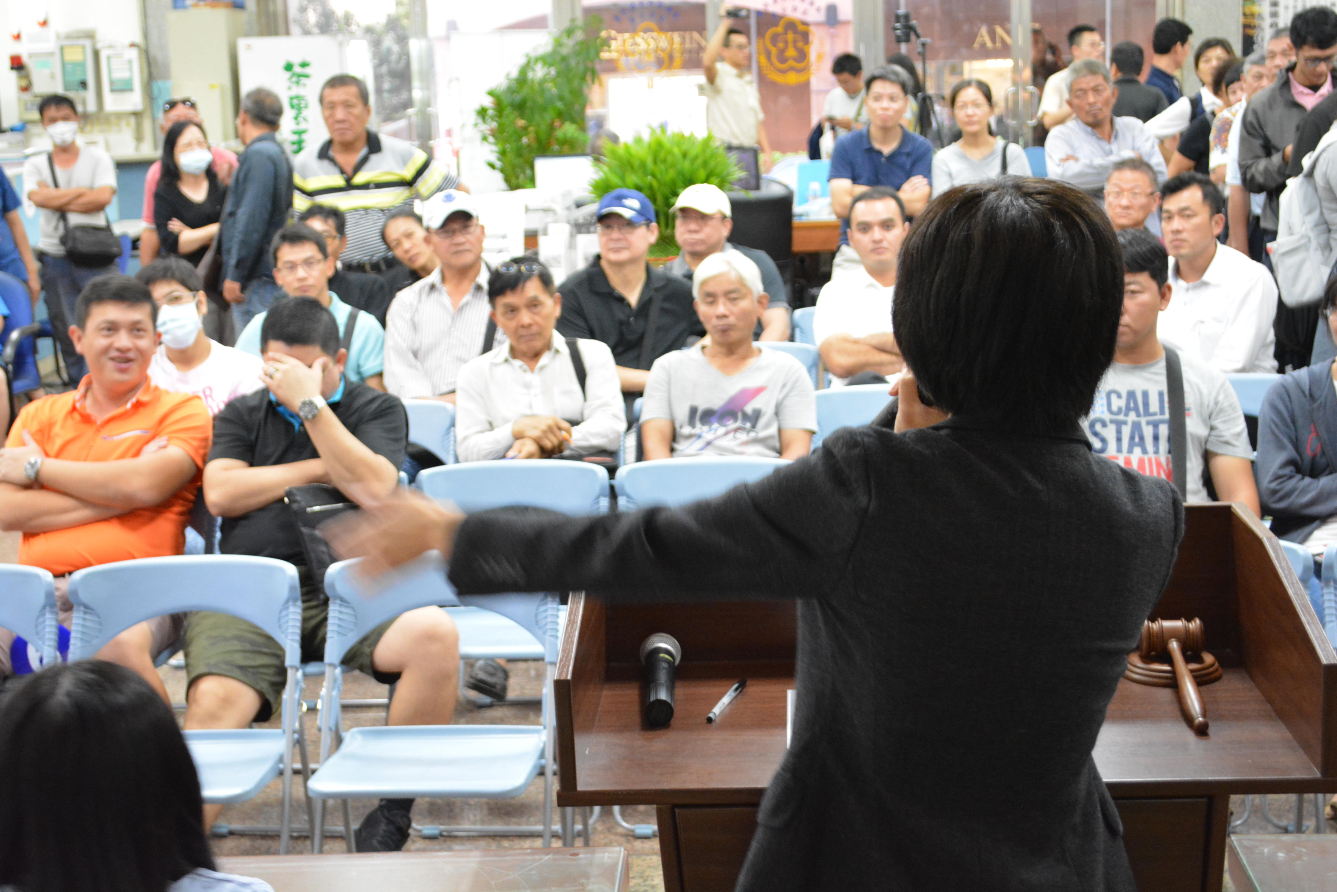 行政執行署今天舉辦全國聯合拍賣日，拍定1億5000萬元，不但民眾樂得開心搶便宜，讓國庫大進帳，這也是新任署長呂文忠上任不到1個月的佳績。（行政執行署提供） 