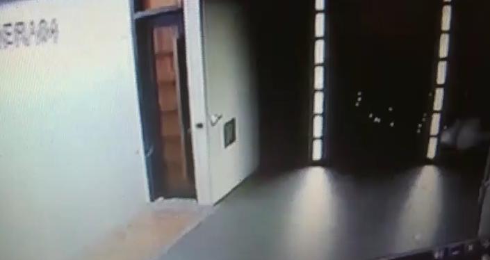 豪宅鐵捲門彈痕累累 屋主在3樓嚇得不敢下樓。（翻攝畫面）