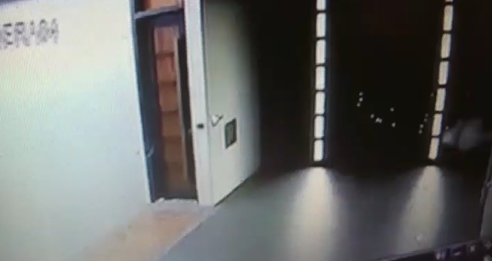 豪宅鐵捲門彈痕累累 屋主在3樓嚇得不敢下樓。(翻攝畫面)