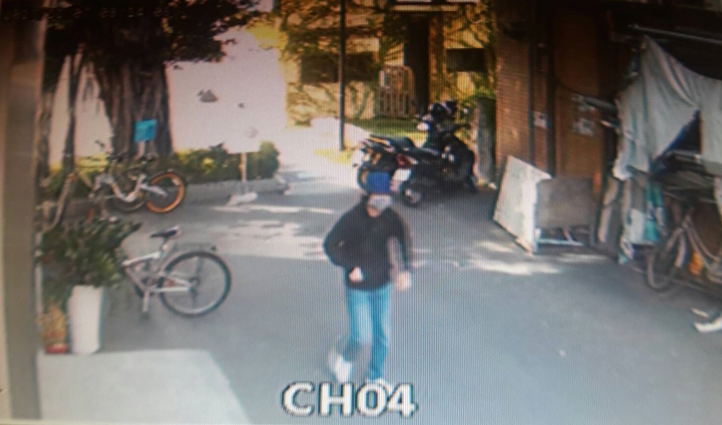 戴著口罩鴨舌帽的男子從台南高鐵搭計程車，直接前往被害人住所開槍顯然是有備而來。（翻攝畫面）