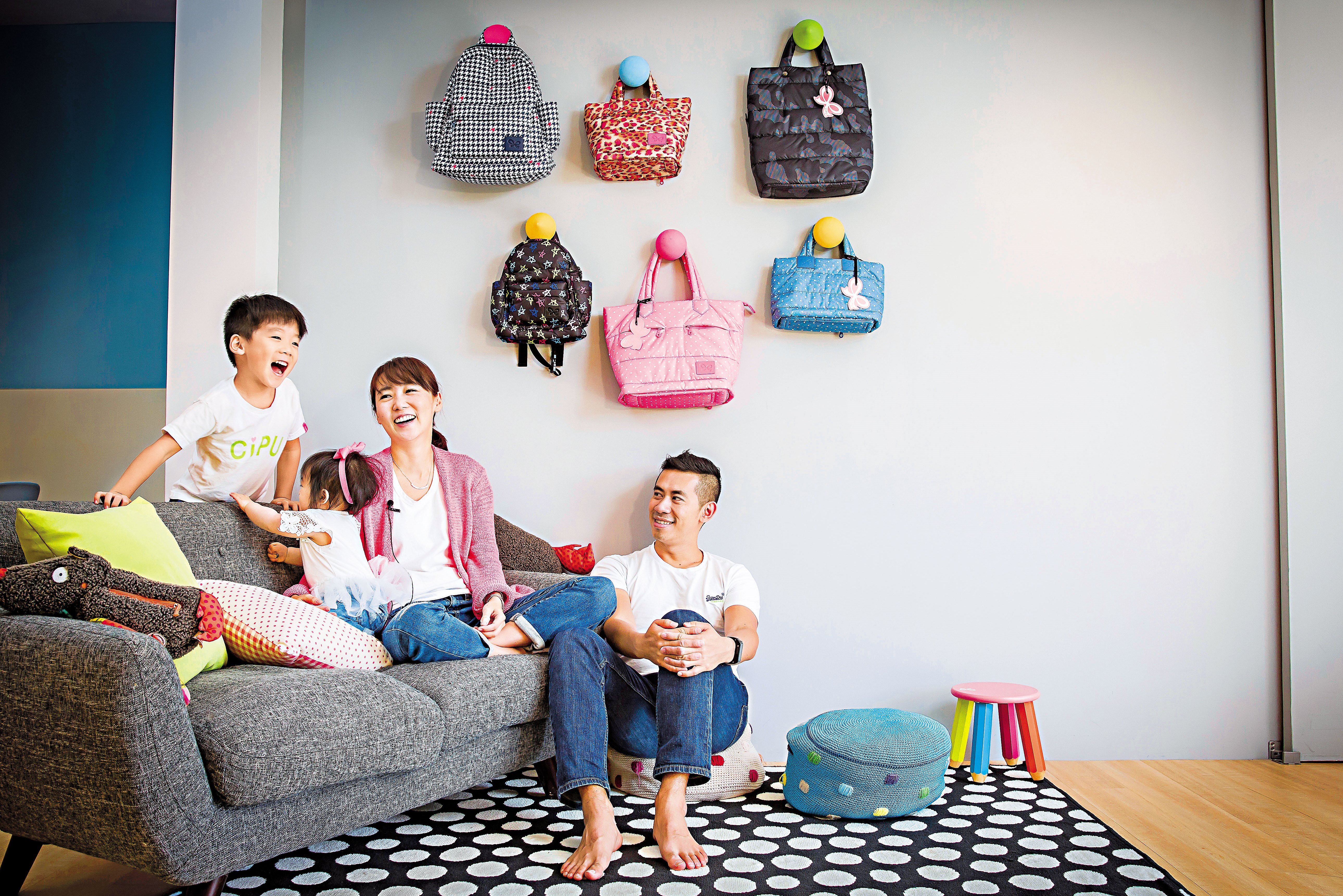 周品妤感同身受媽媽們最在意的包包重量,研發出不到500克的超輕量空氣媽媽包。