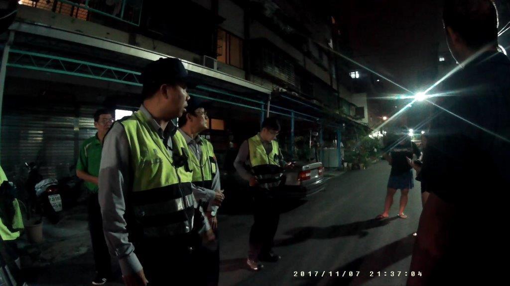 少女父親友人拿安全帽狂K男子,引來警方關切。(警方提供)