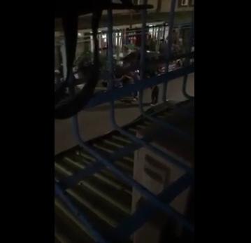少女父親友人拿安全帽狂K男子,引來警方關切。(警方提供)