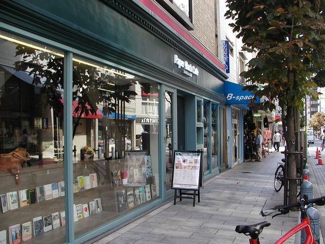 位於東京千代田區的著名書店街「神保町」一隅。圖片來源:http://kototsubo.com/itaku.html
