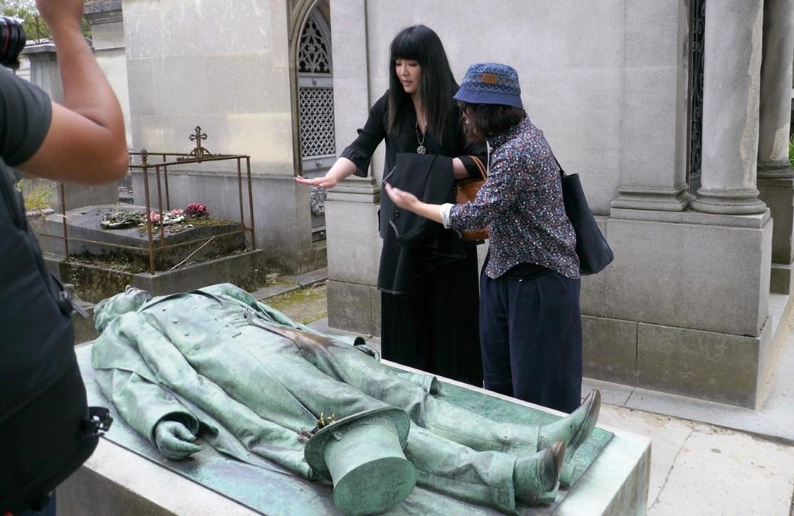 唐綺陽參觀維托.涅爾雕像,害羞不敢摸私處。(亞洲旅遊台提供)