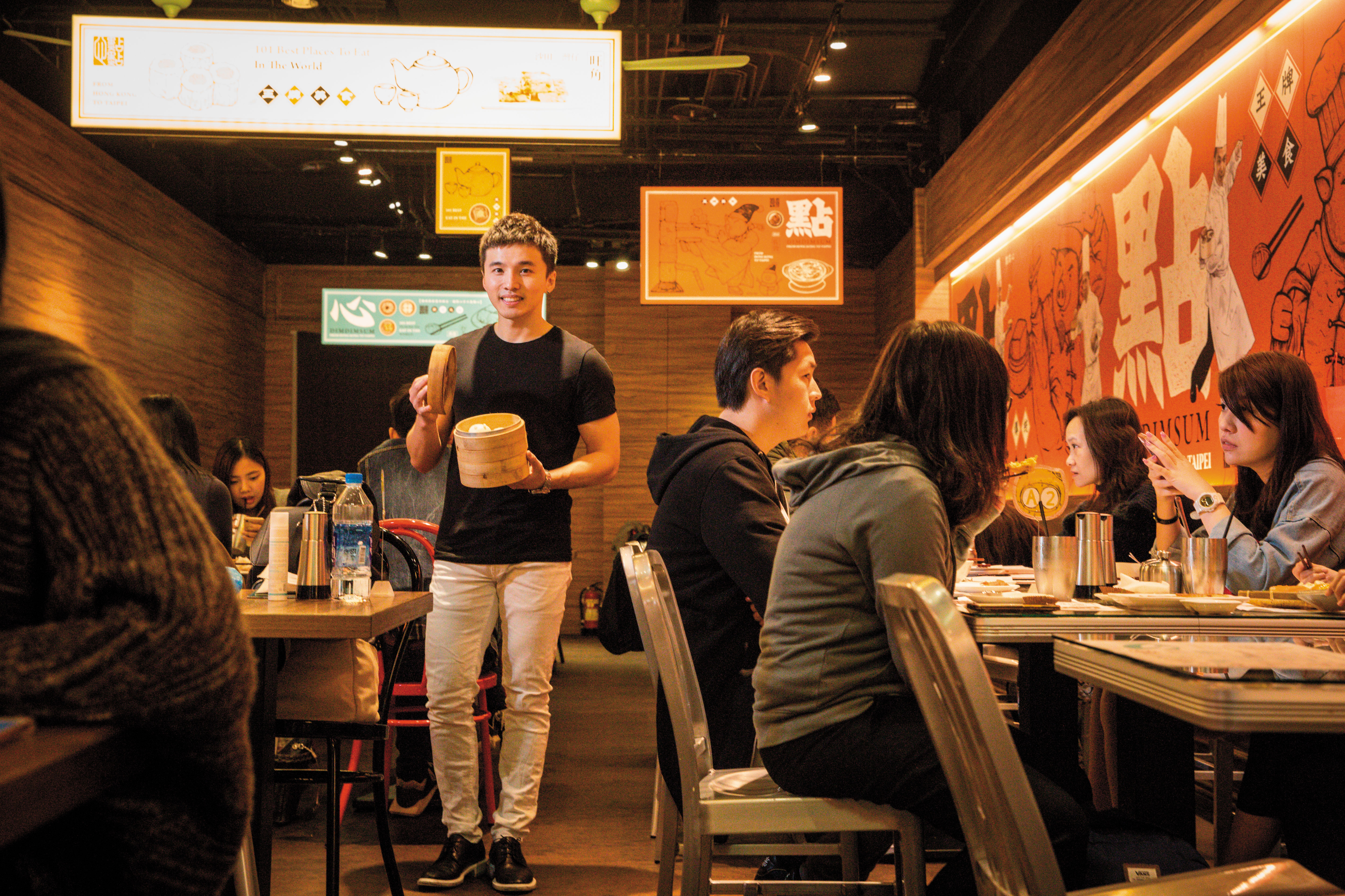 藝人阿緯（左）闖蕩演藝圈10年，卻以餐飲副業「點點心」一炮而紅，首次創業就成功。