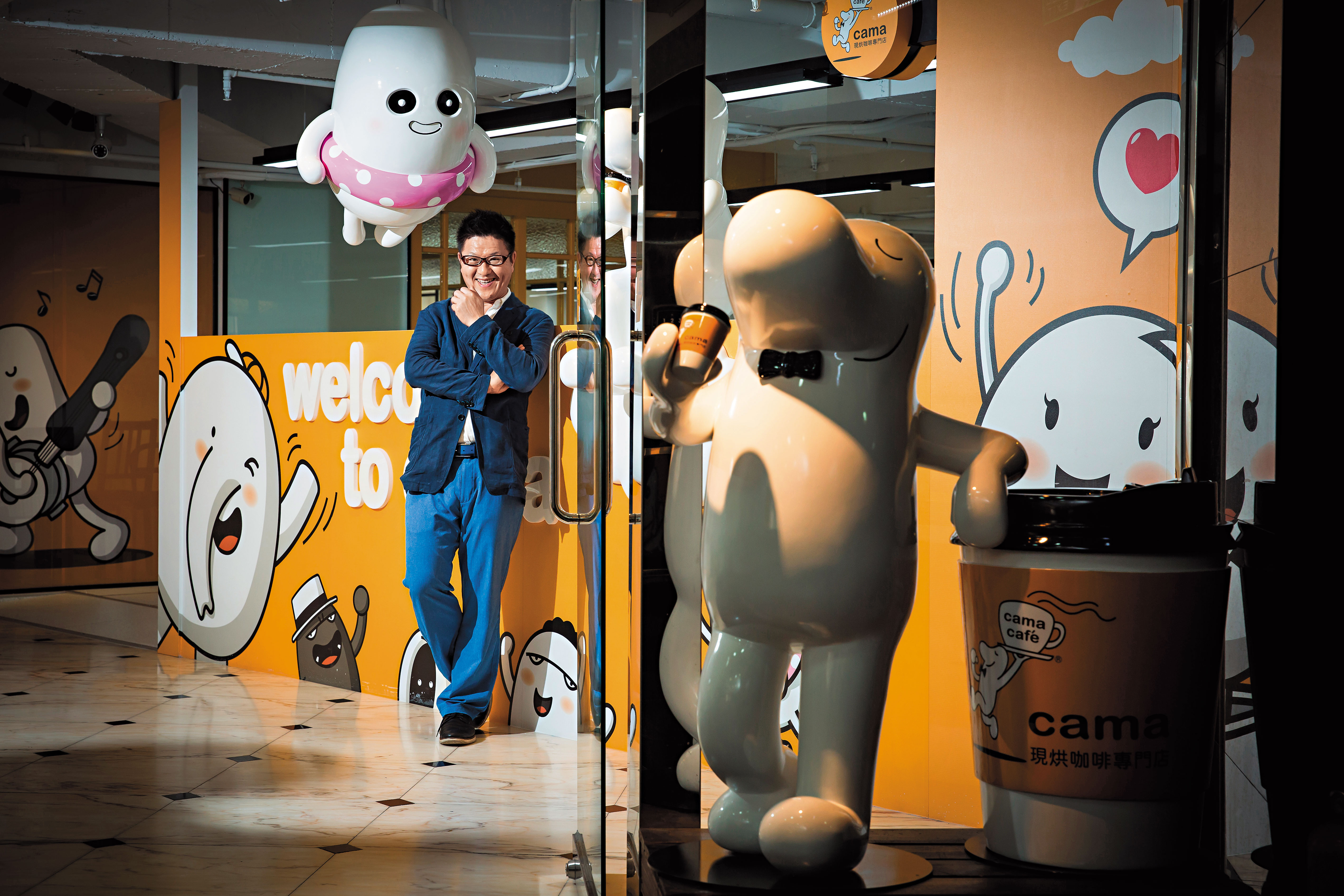 在廣告圈打滾20年的cama café創辦人何炳霖，歷經3次創業，靠新鮮烘焙的咖啡豆闖出新契機。