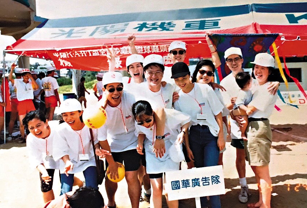 何炳霖與妻子許建珠在廣告公司相識。（何炳霖提供）