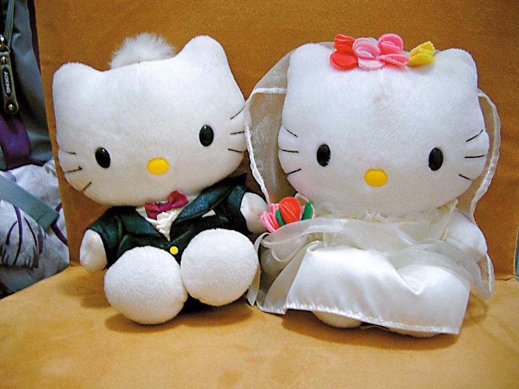 Hello Kitty或Dear Daniel組成的「戀愛麥語」玩偶曾造成搶購風潮。(翻攝自網路)