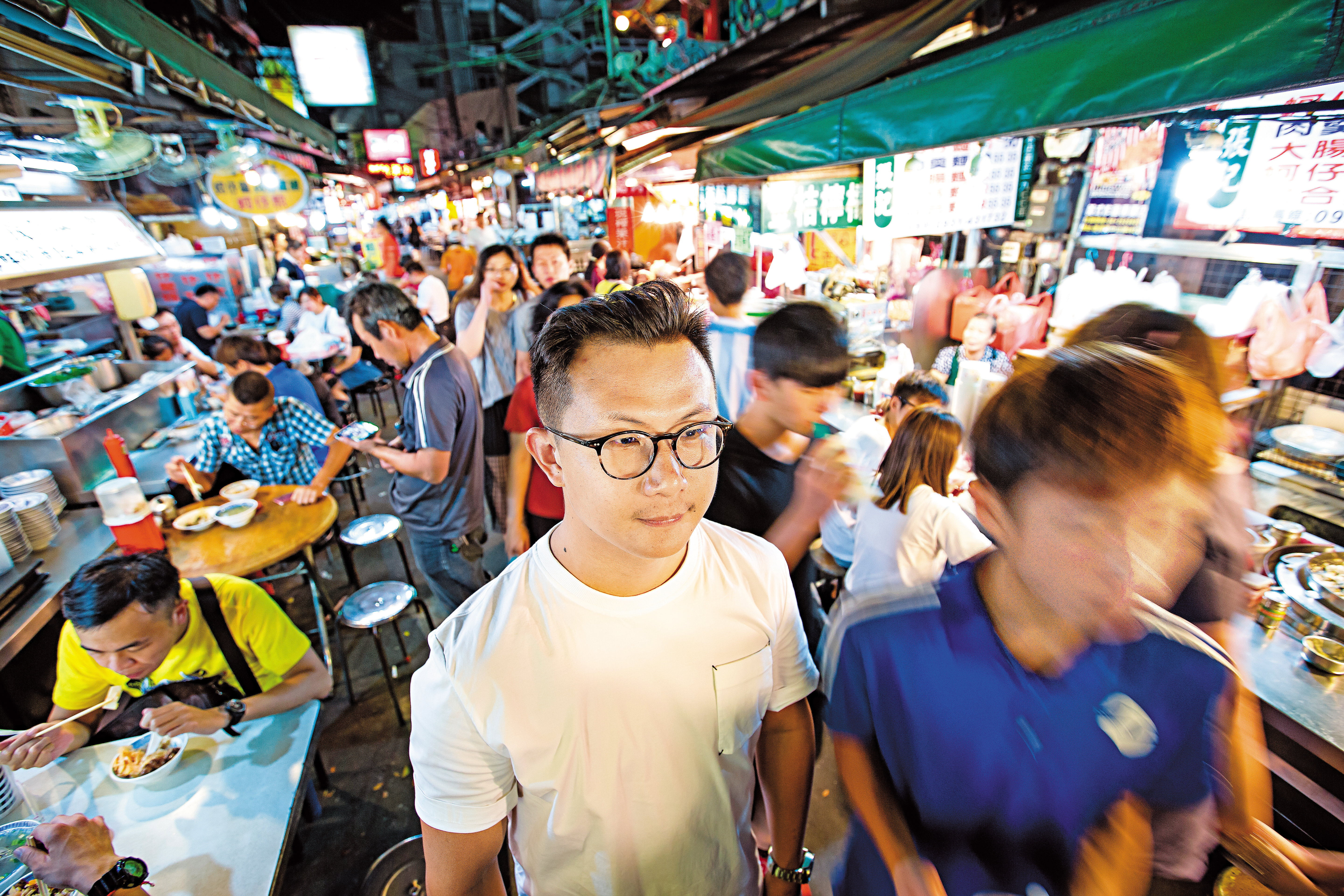 曾經擺地攤賣衣服、在手搖飲料店打工,豐原廟東夜市充滿柯梓凱(中)年少時的打工回憶。