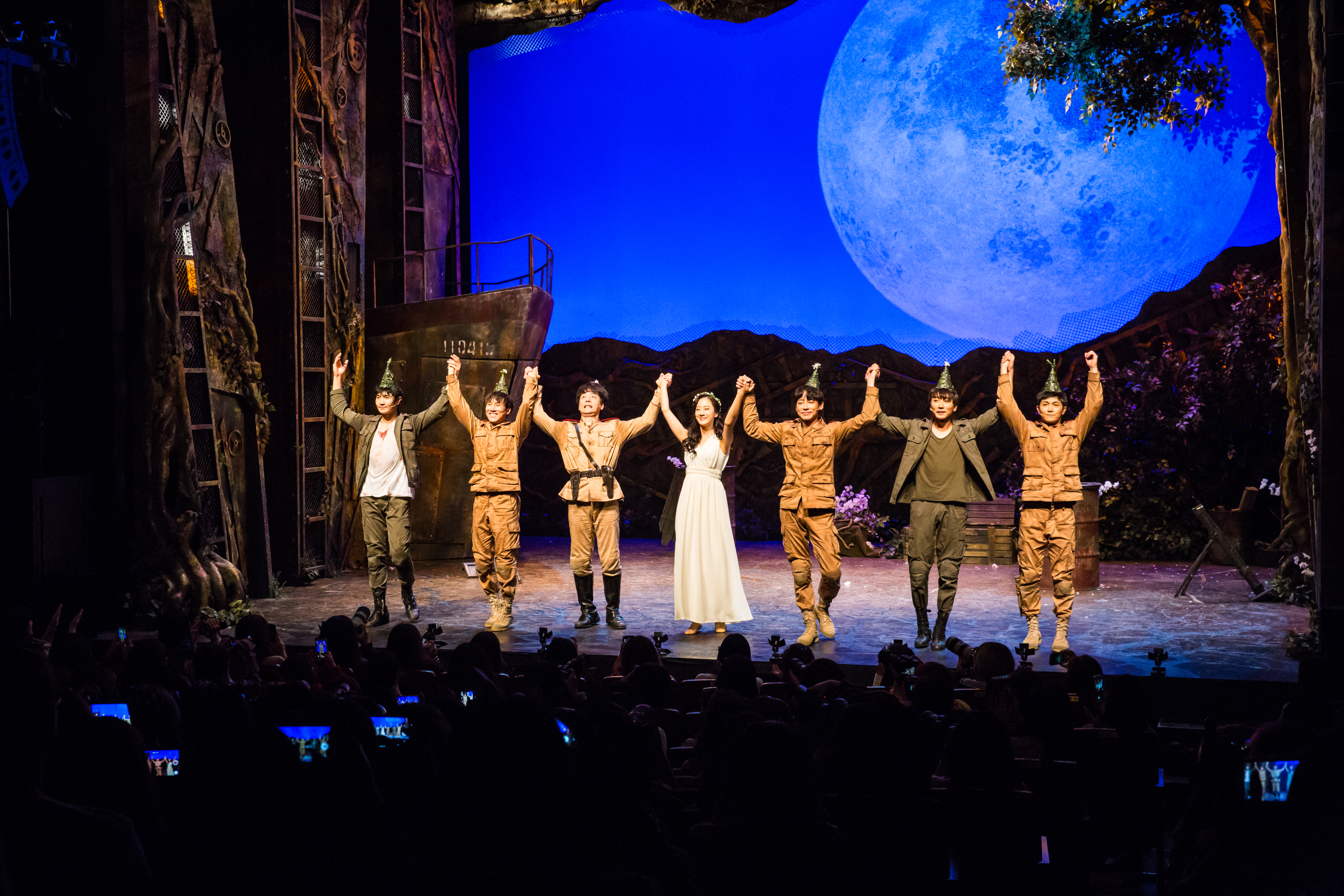 音樂劇《女神在看》演員有演技有顏值，相當受到韓妞歡迎，謝幕時粉絲紛紛拿起手機拍照。