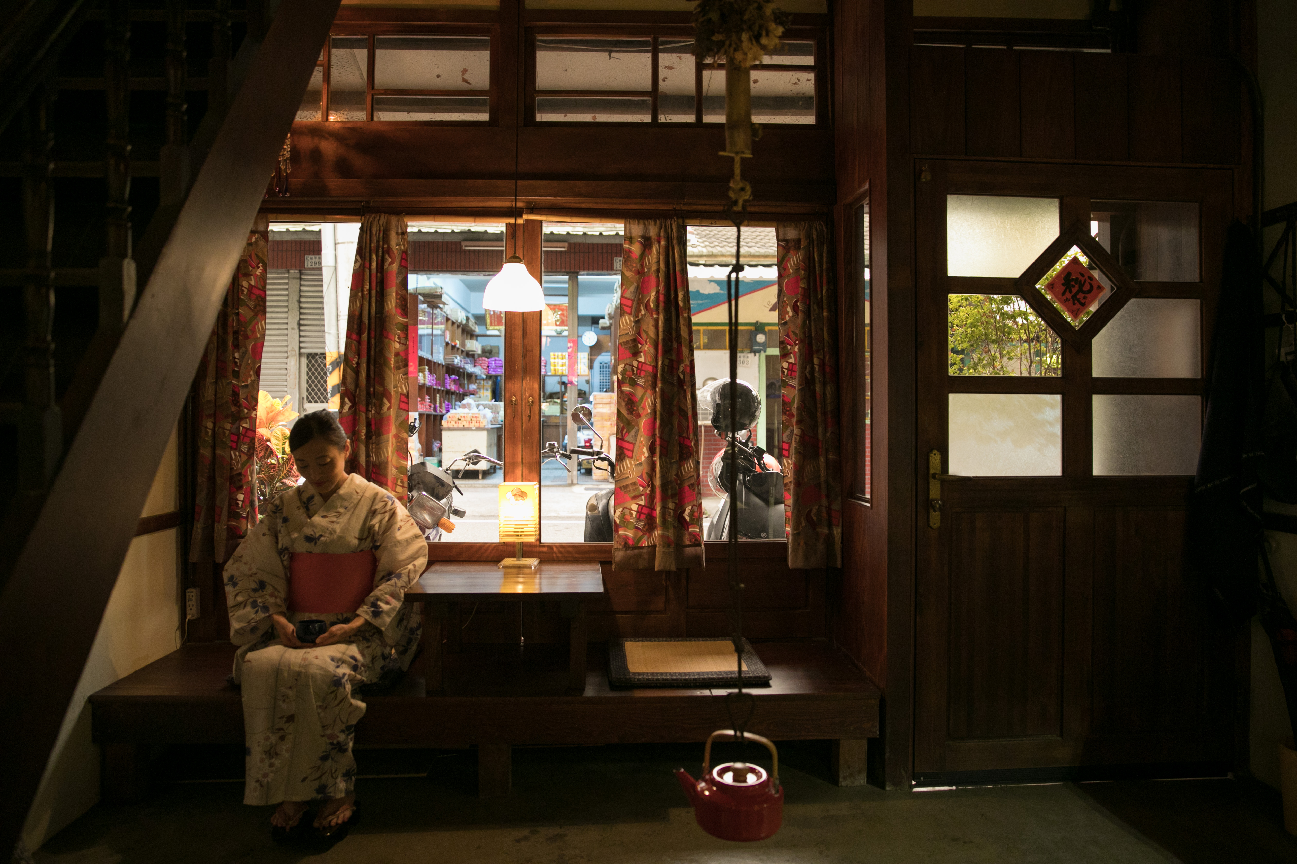 昏黃的燈光、復古的花布窗簾，拍照起來格外有氣氛。