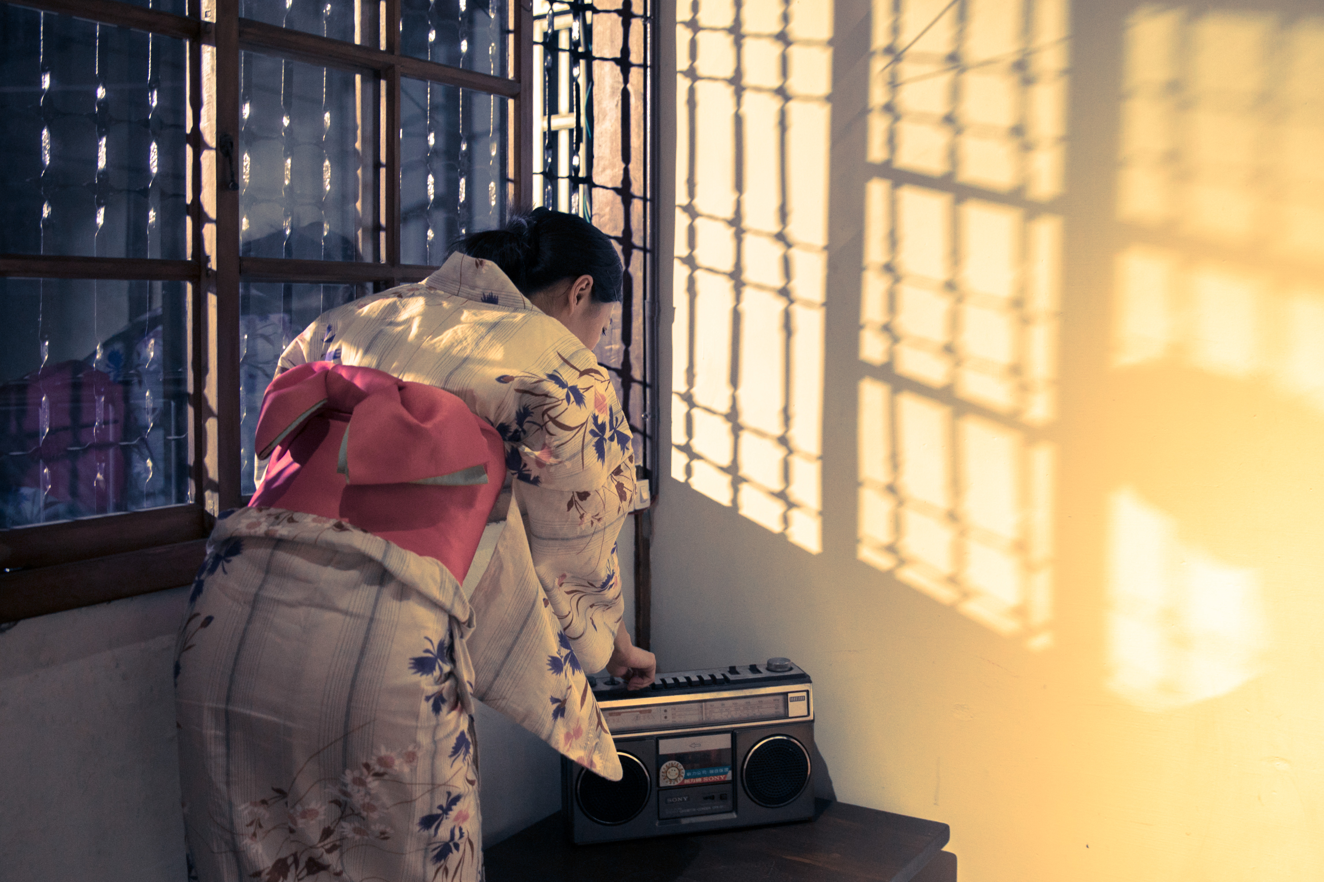 傍晚時路燈探進老窗，形成美麗的光影。