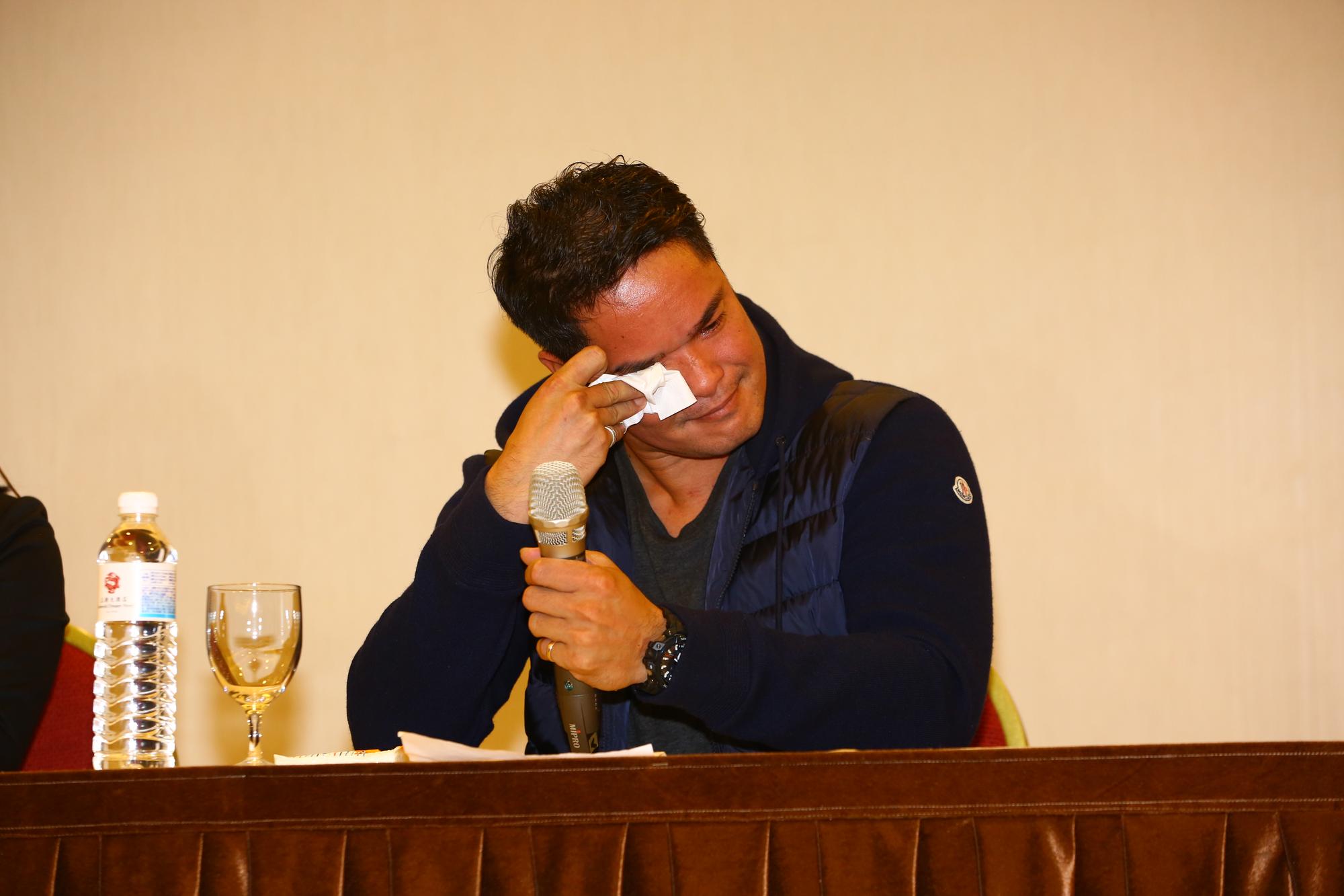 林智勝開記者會回應媒體報導內容，講到激動處聲淚俱下。