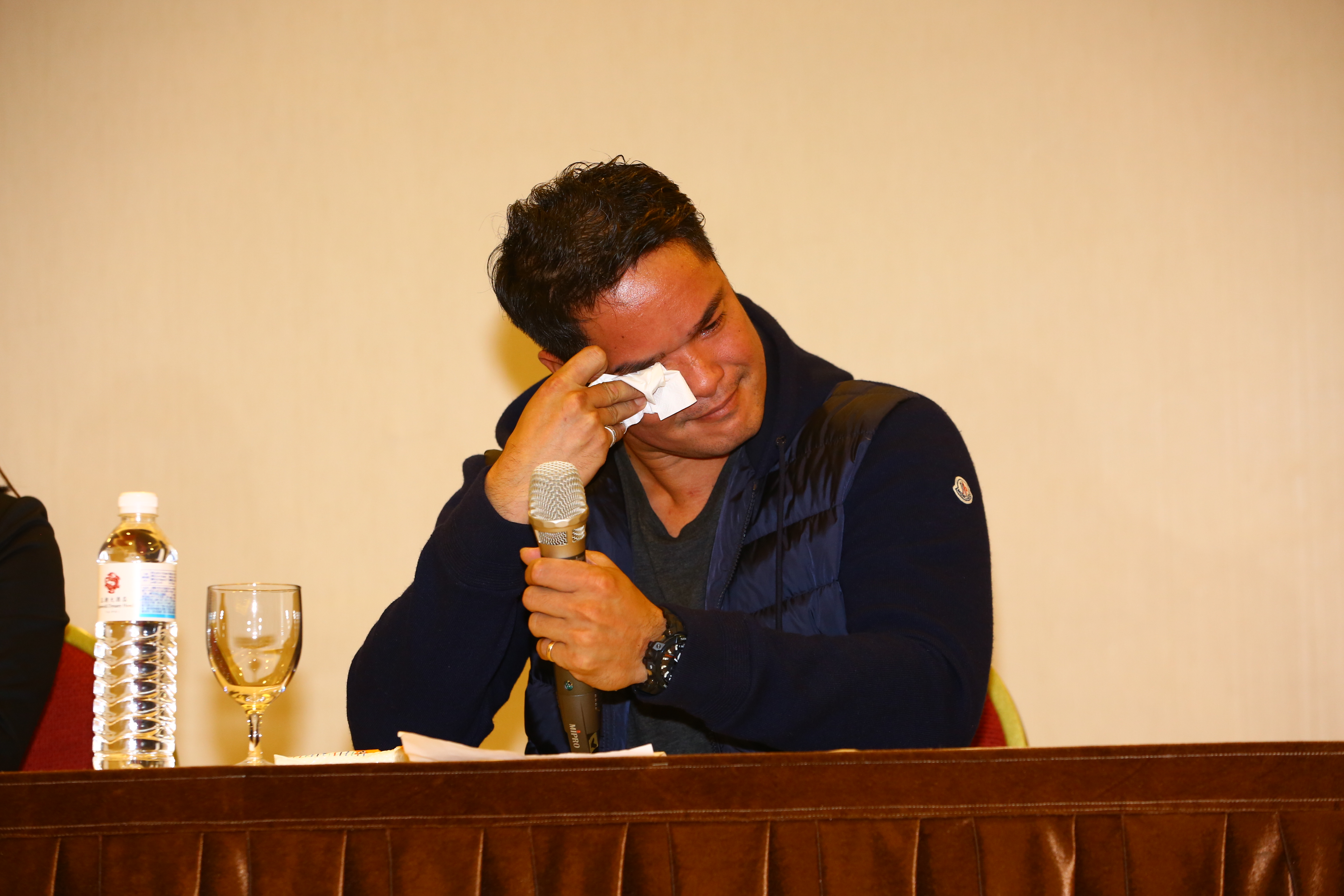 林智勝開記者會回應媒體報導內容，講到激動處聲淚俱下。