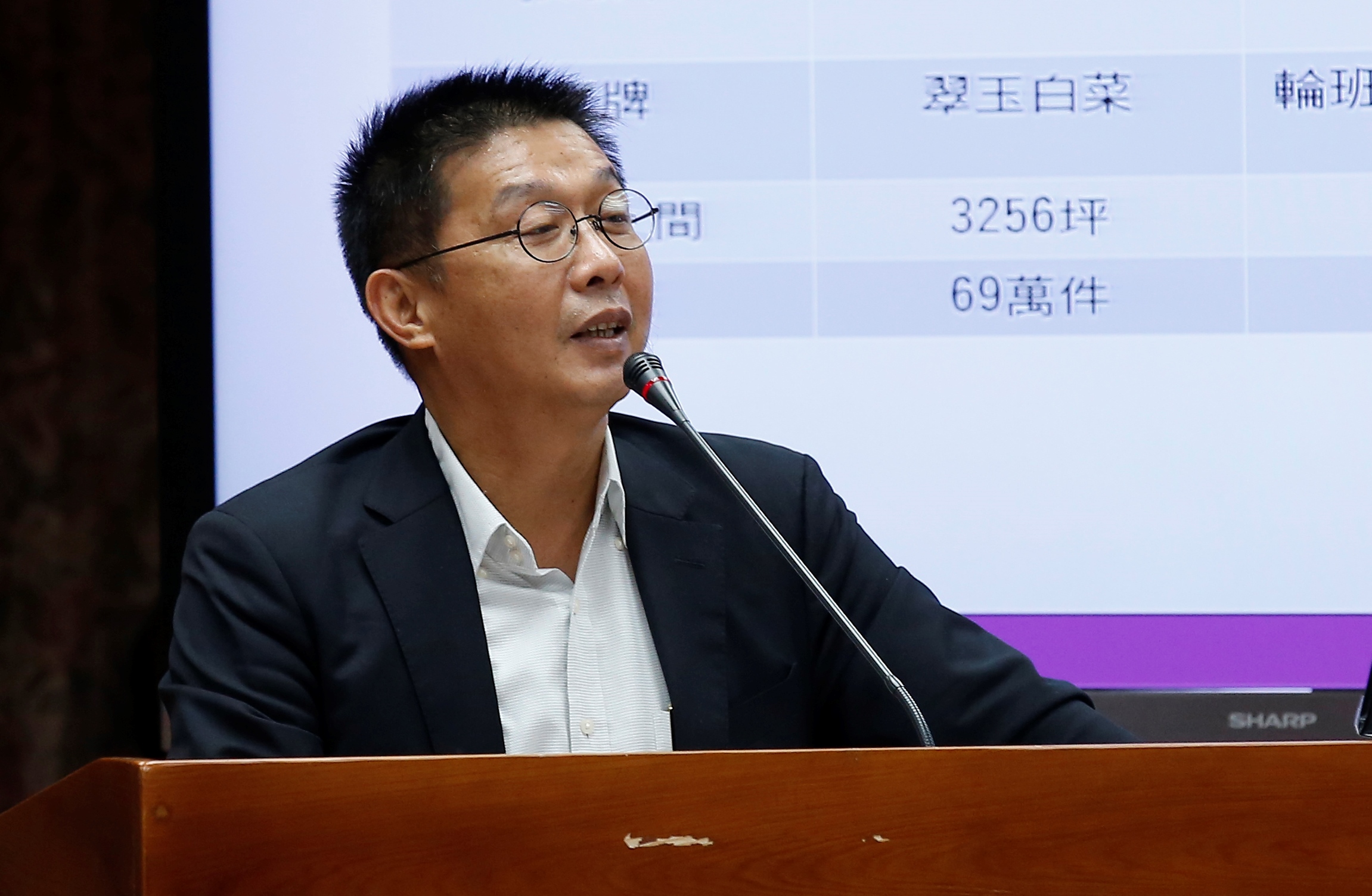 民進黨立委許智傑提出「認同勞資協商、落實勞檢機制」的再修正方向,引發同黨立委熱議。