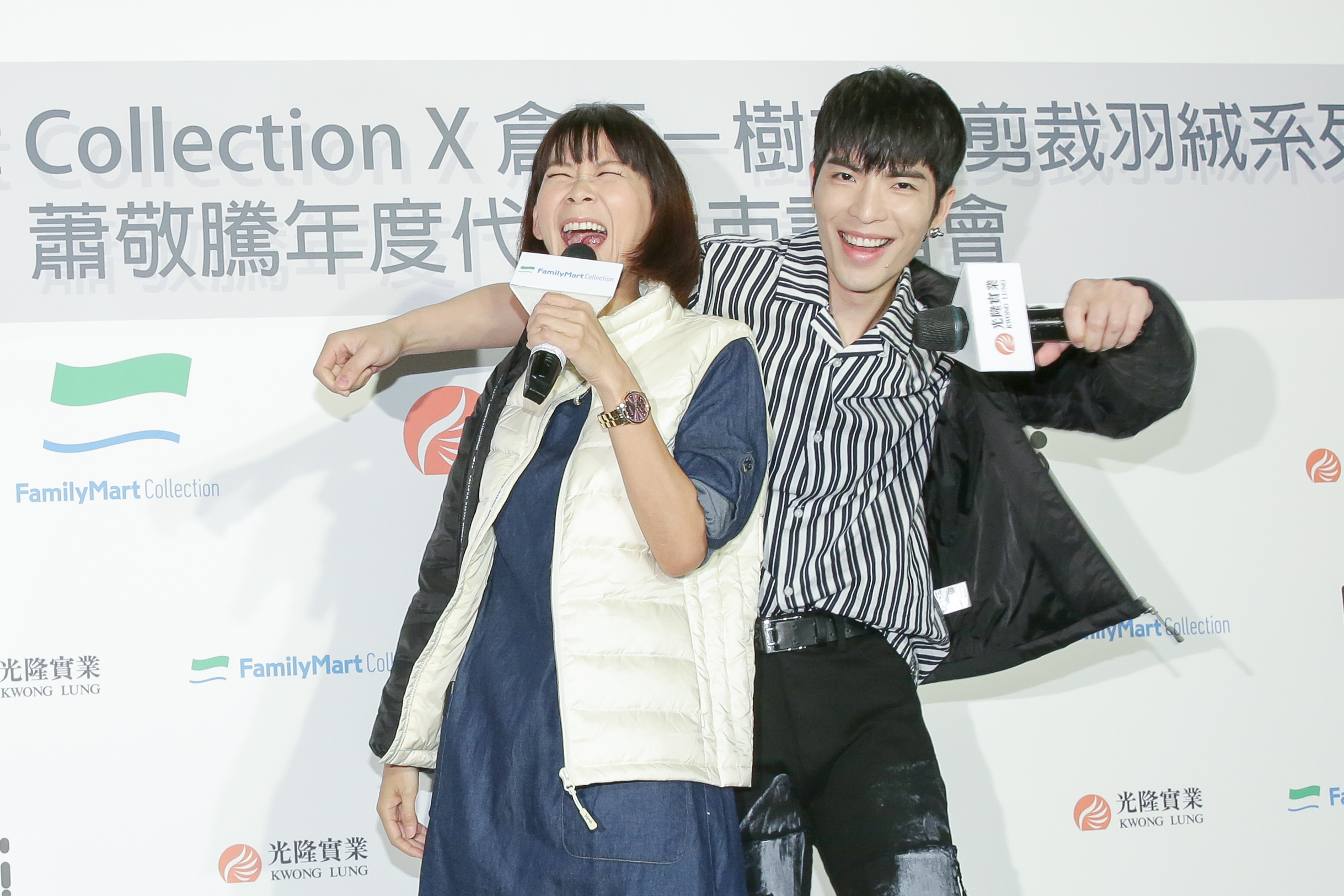 蕭敬騰在記者會上活潑模樣，逗得主持人阿娟（左）哈哈大笑。