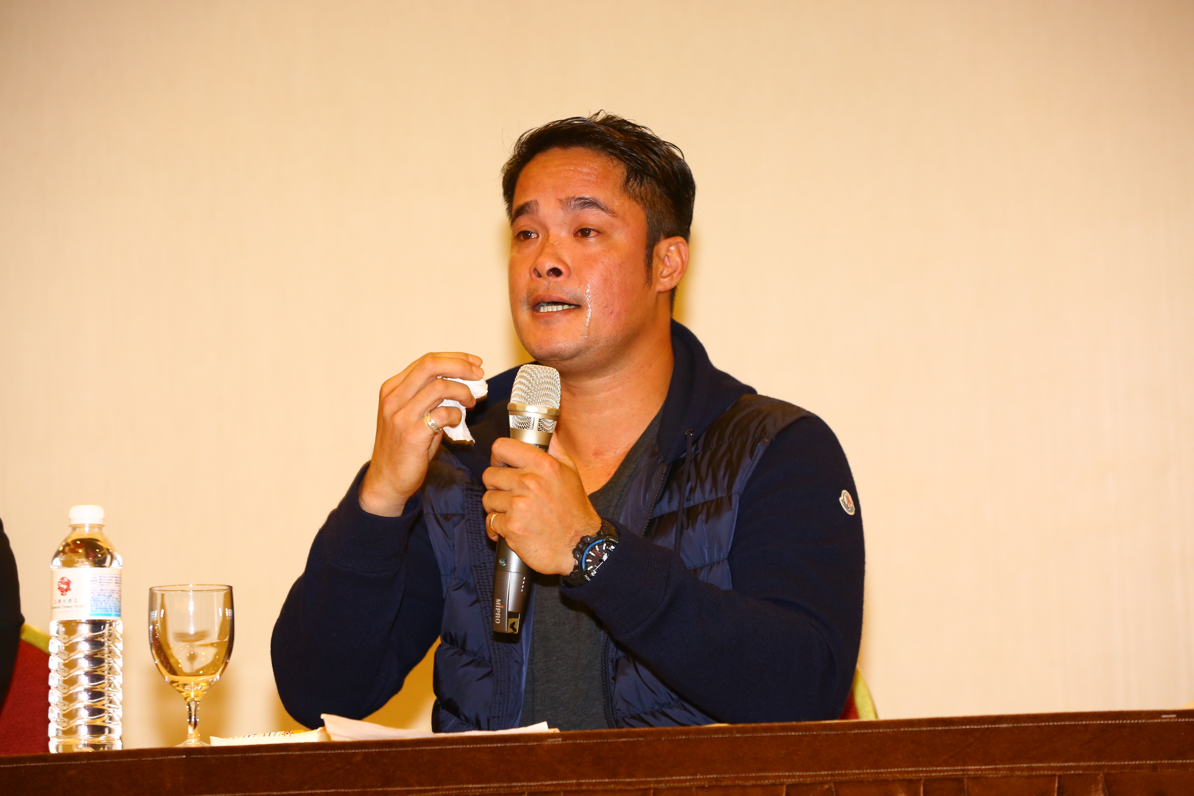 林智勝強調從沒在球場喝酒，也沒打假球，講到激動處一度哽咽流淚。