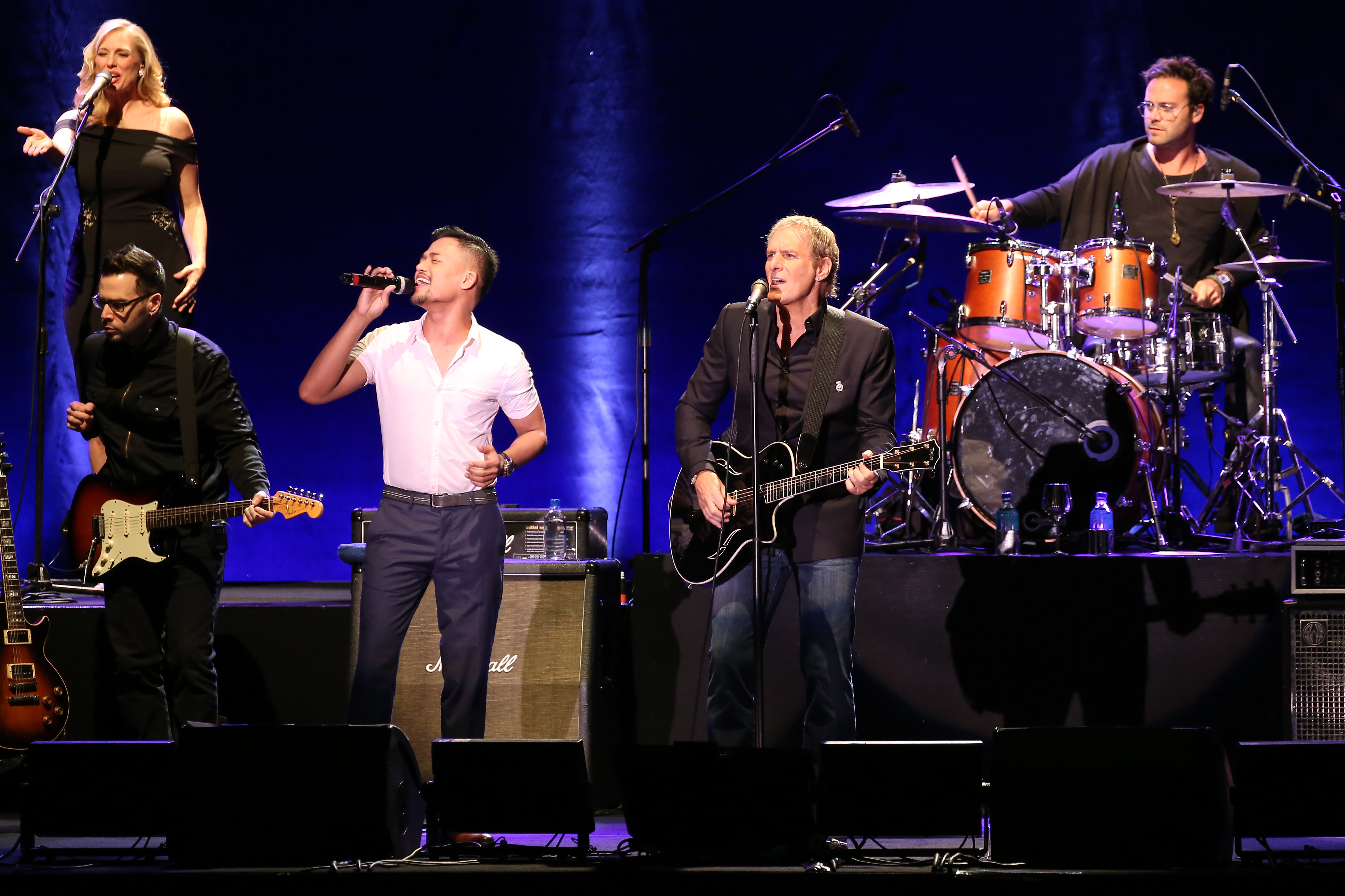 子弟兵Lance Busa擔任暖場嘉賓、並與麥可波頓合唱〈Stand By Me〉。