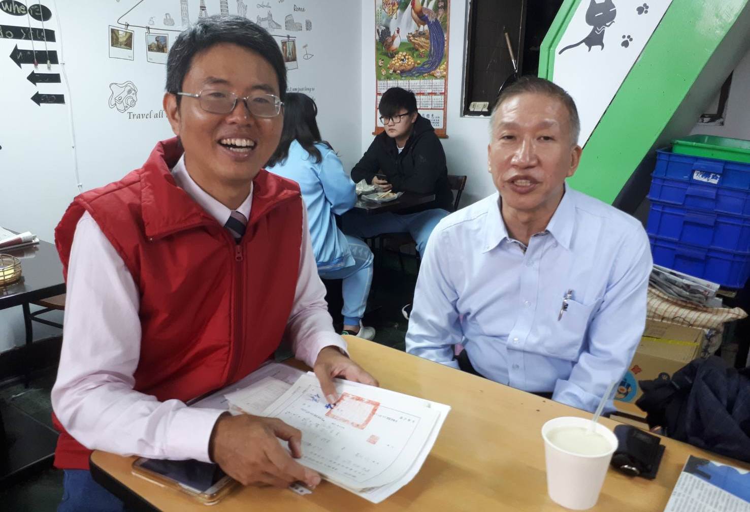 在律師徐立信（左）協助下，陳先生（右）打贏國宅所有權官司。