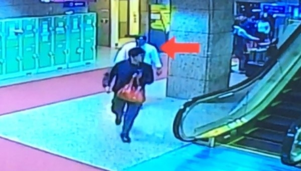 竊嫌偷走伍姓女董座包包的畫面被清楚拍下，但目前嫌犯已經出境。（翻攝畫面）