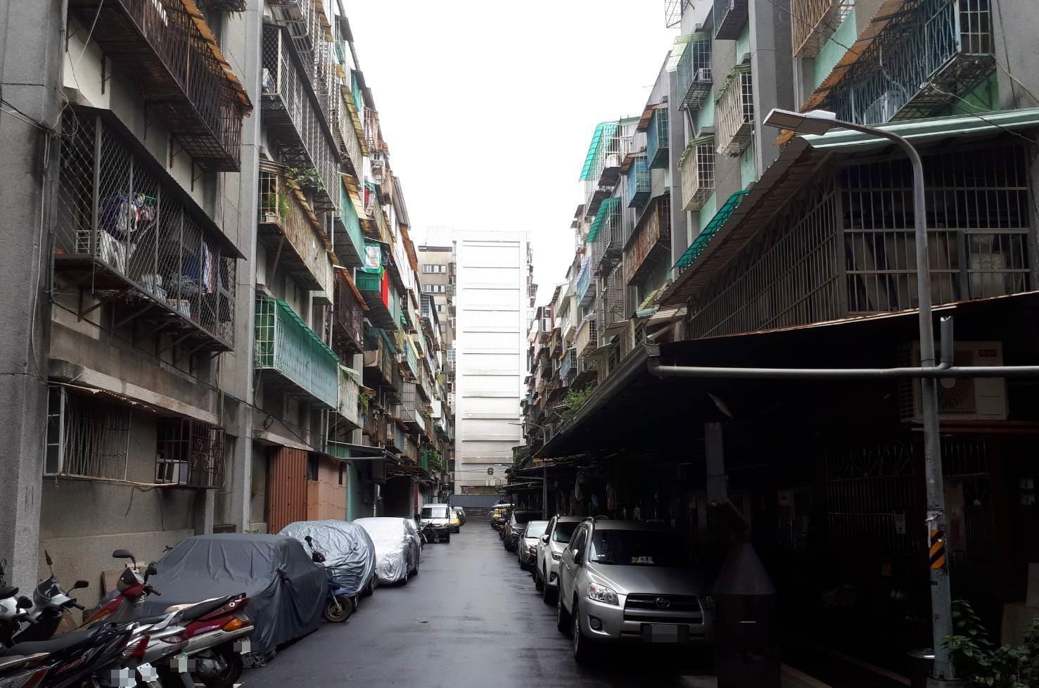 全台共17萬戶國宅,其中不少有產權糾紛,圖中台北市萬大路國宅就有類似問題。