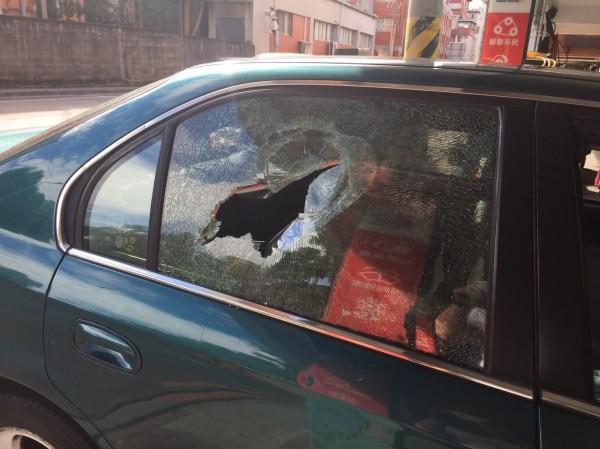 無辜車主的車窗被砸破。（翻攝畫面）
