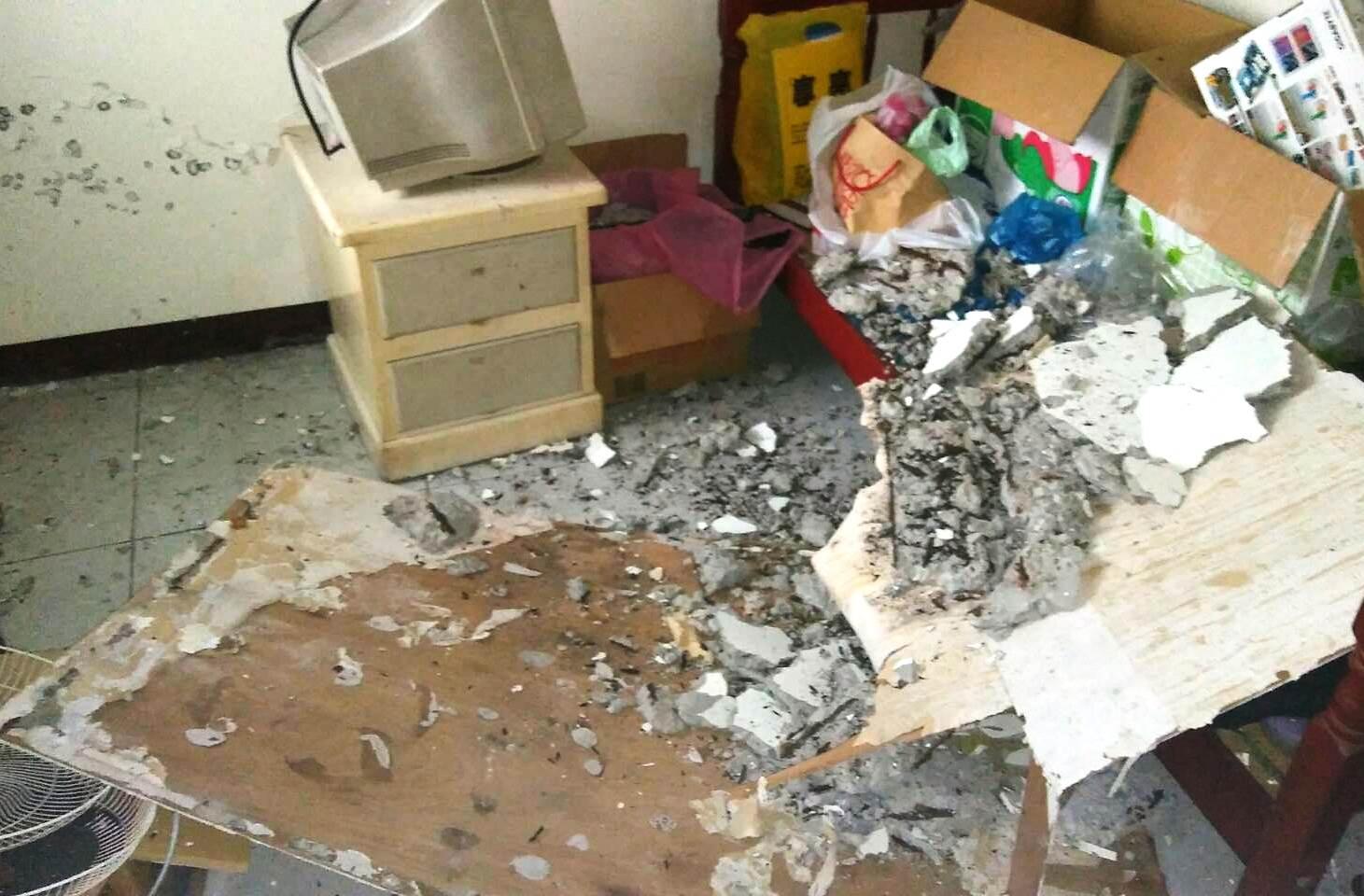 房間內的天花板坍塌，幸好當時無人在內。（民眾提供）