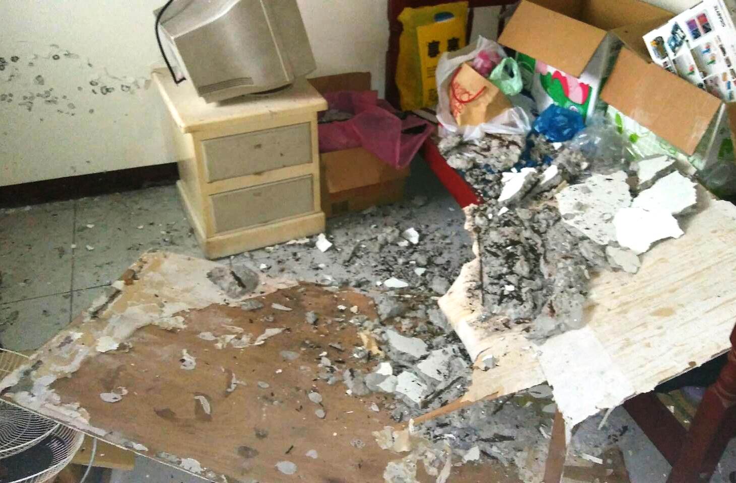 房間內的天花板坍塌，幸好當時無人在內。（民眾提供）