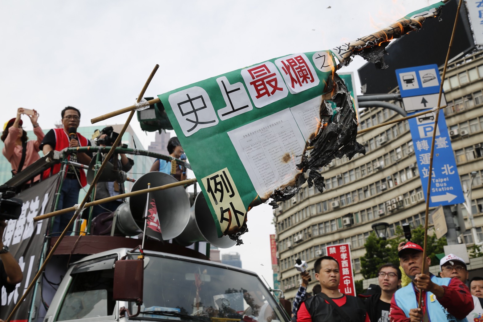 勞團不僅抗議，更拿出勞基法修法草案直接焚燬，表達對最爛勞基法修法的不滿。