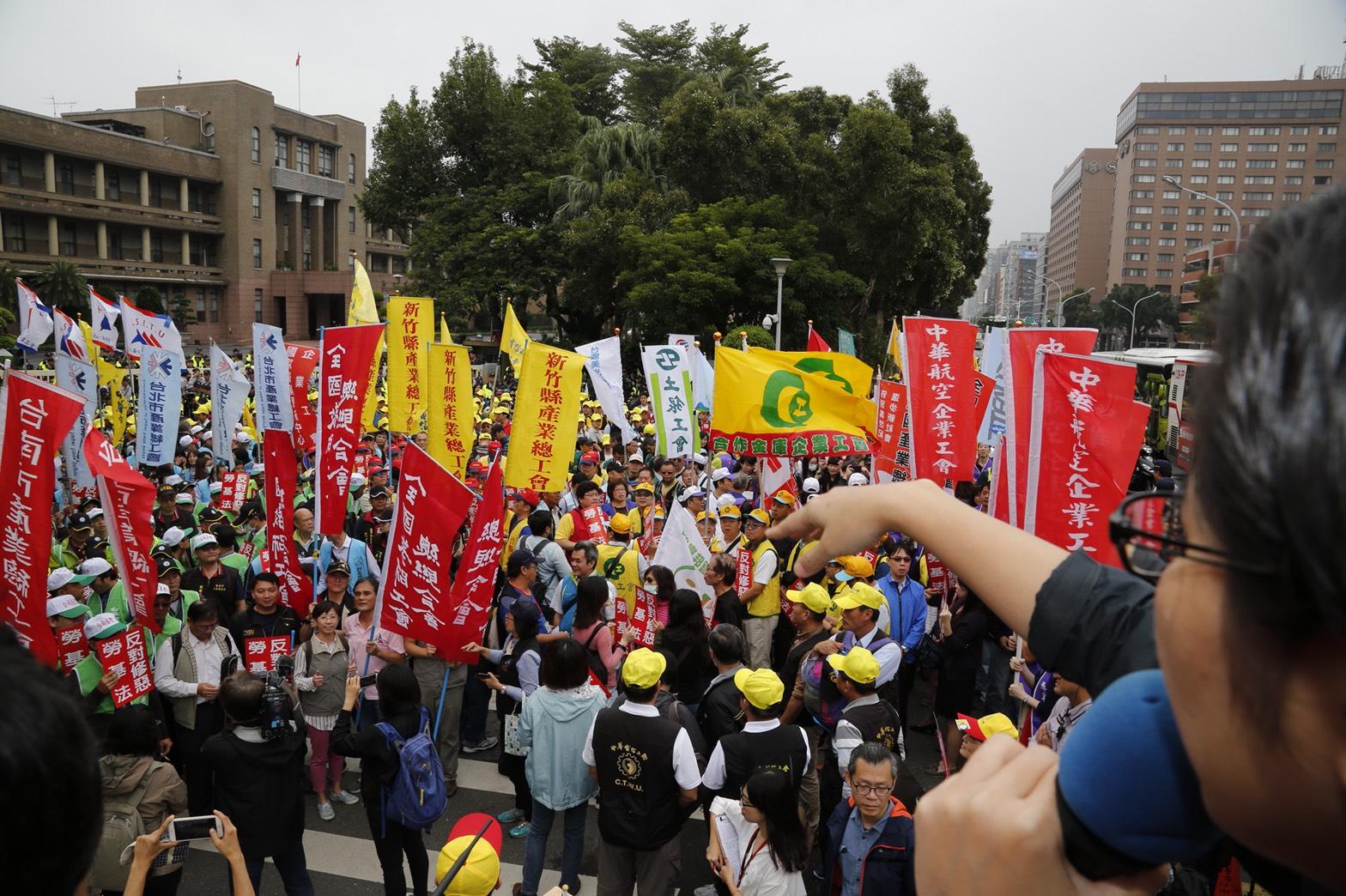 勞團號召千人到行政院大門外抗議勞基法修惡。