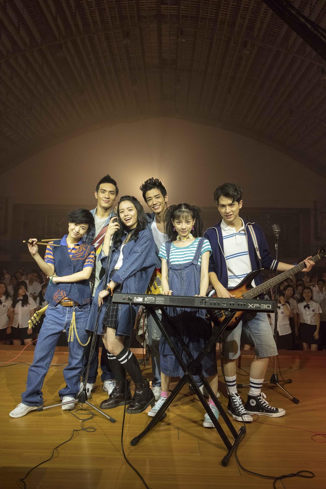 月球幫6人組在戲中演唱張雨生經典歌曲。(星泰娛樂)