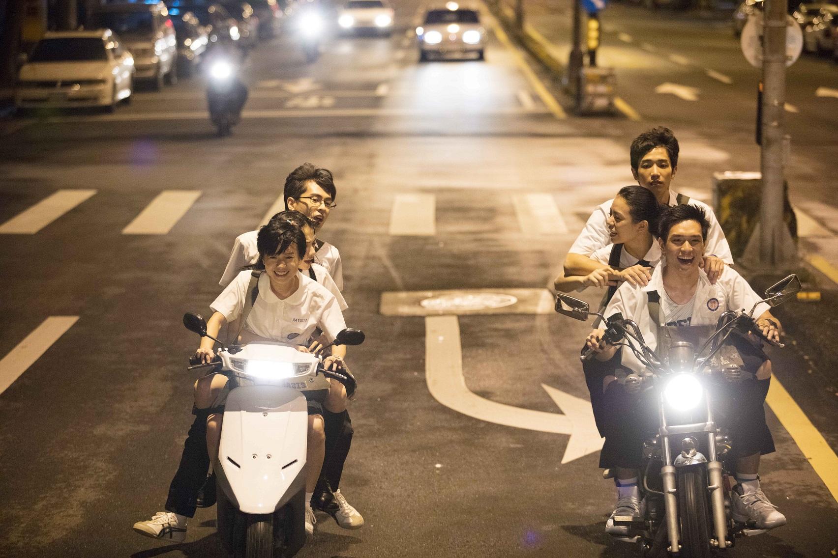 由李銓、嚴正嵐各騎一台車三貼嘻鬧。(星泰娛樂)