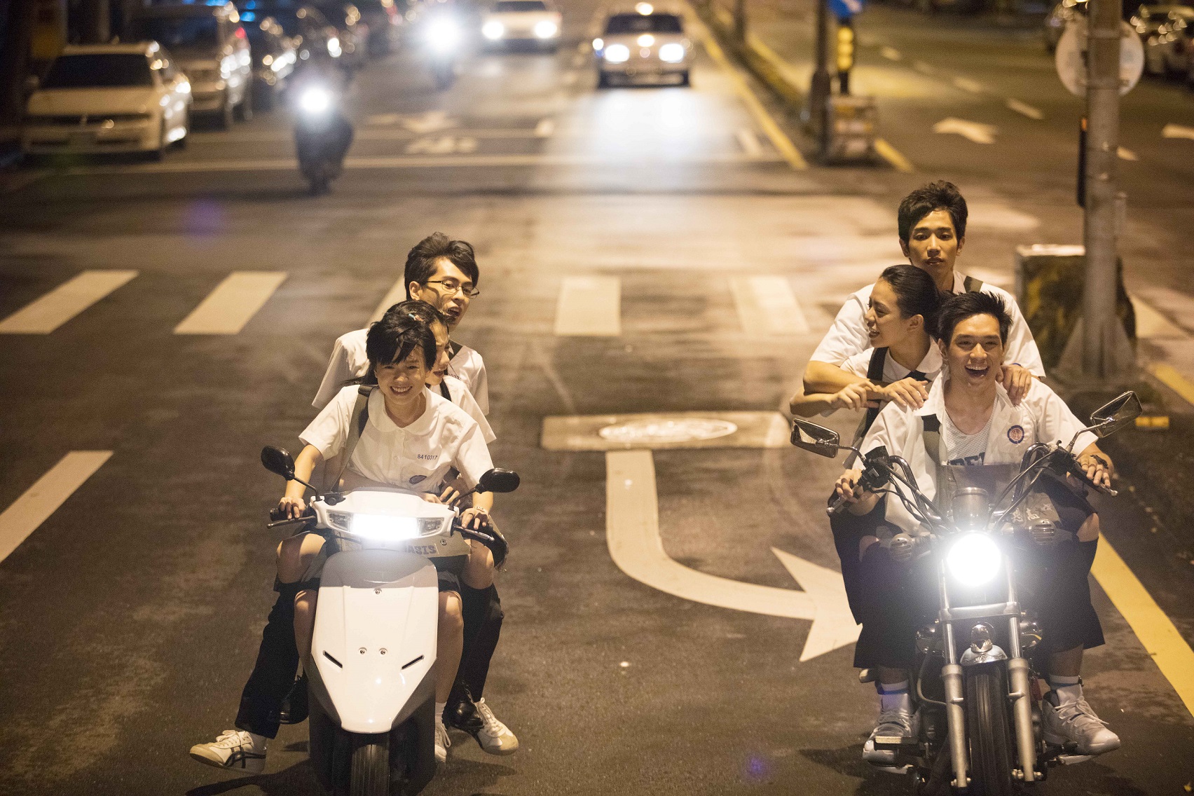 由李銓、嚴正嵐各騎一台車三貼嘻鬧。（星泰娛樂）