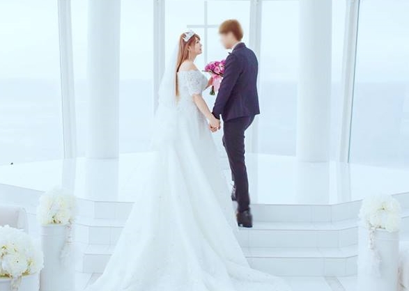 小小瑜在臉書po婚禮照片，老公並沒有露臉。（翻攝小小瑜臉書）