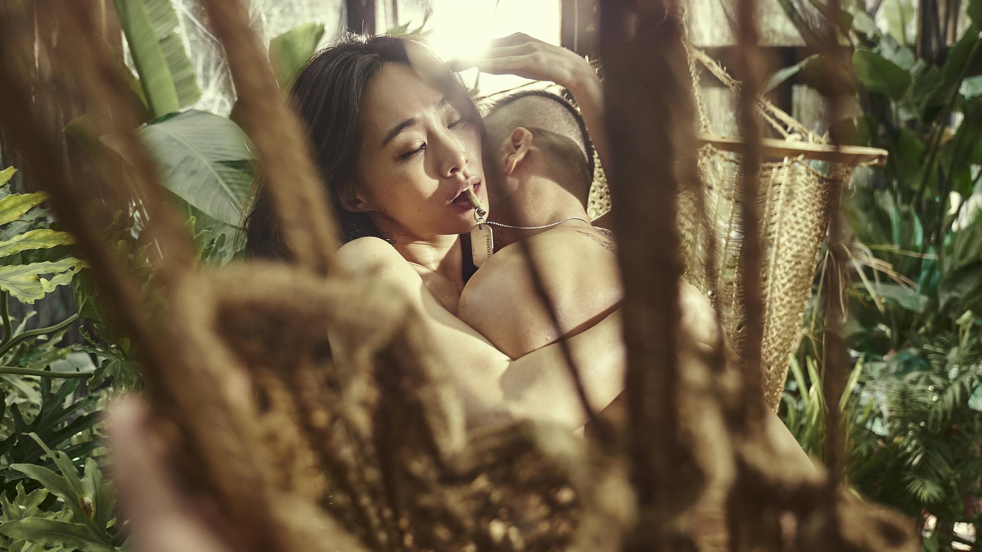 《血觀音》是一部以女性為主的影片，吳可熙在吊床上的3P性愛戲展現女性視角的情慾。（双喜提供）