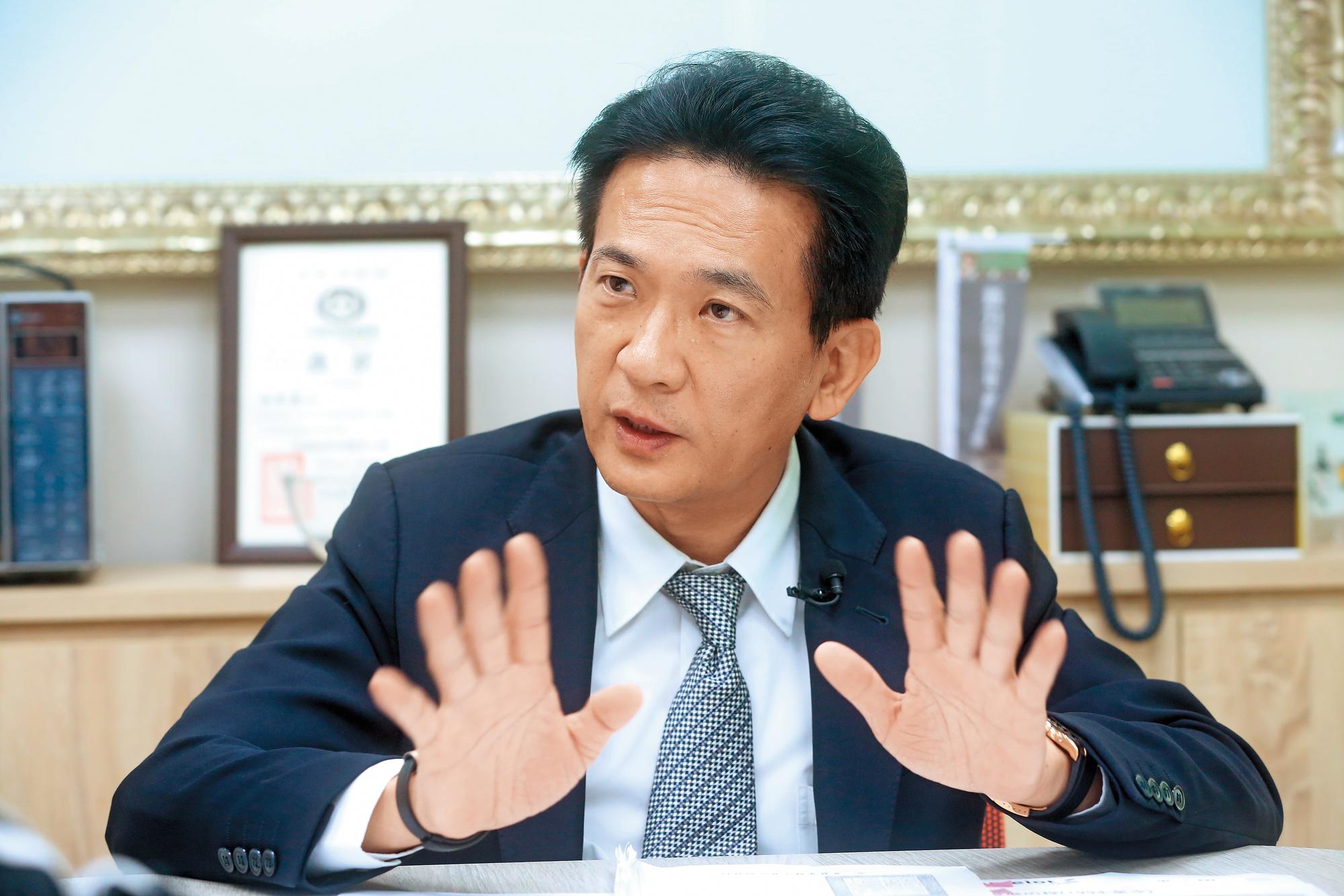 民進黨立委林俊憲接獲民眾檢舉,向經濟部投審會告發柯萊特是「假外資、真中資」。